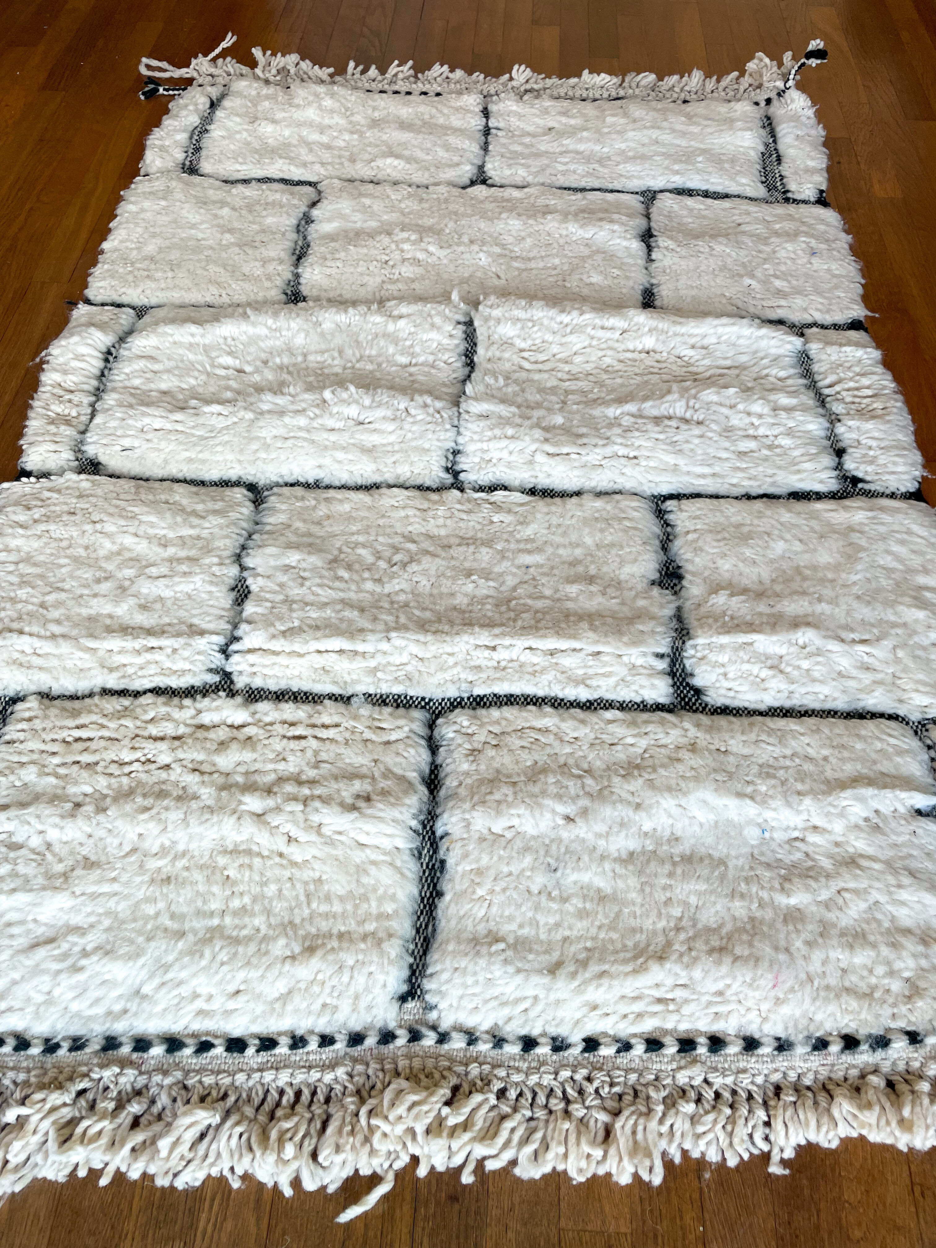 Tapis berbère à carré en reliefs blanc et noir béni ouarain