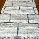 Tapis berbère à carré en reliefs blanc et noir béni ouarain