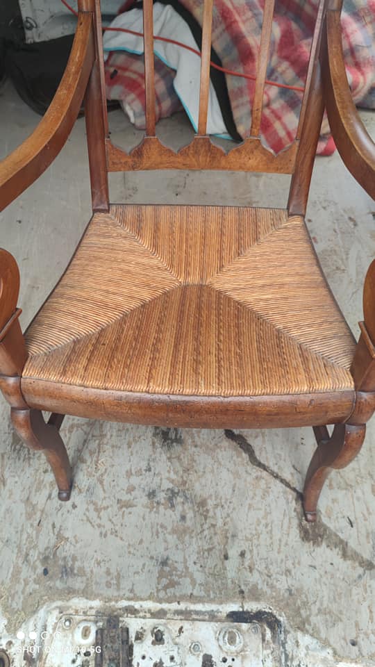 Armchair with gilded rye straw seat in solid walnut, Restoration period, circa 1820
