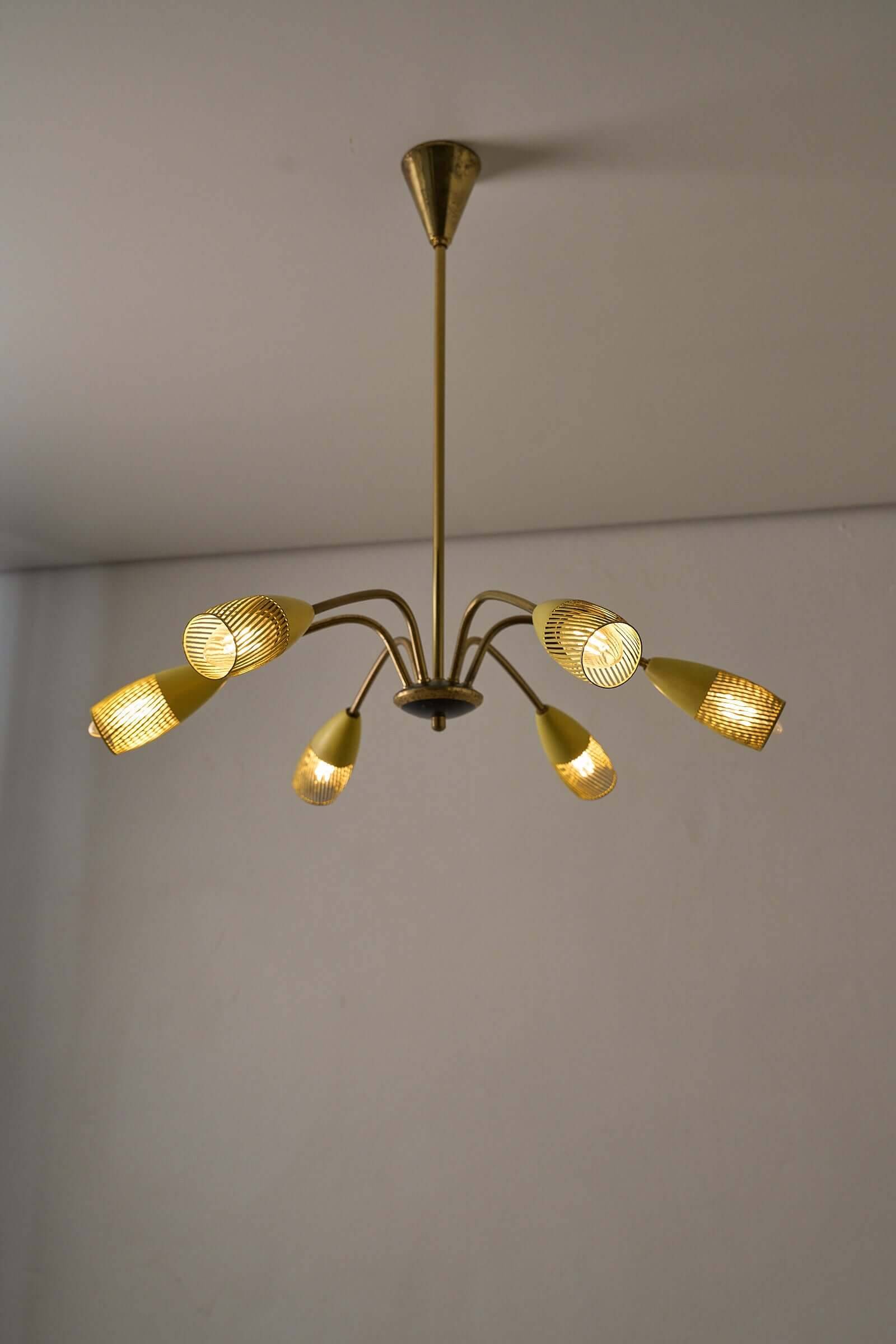 Lustre moderne du milieu du siècle en laiton et jaune