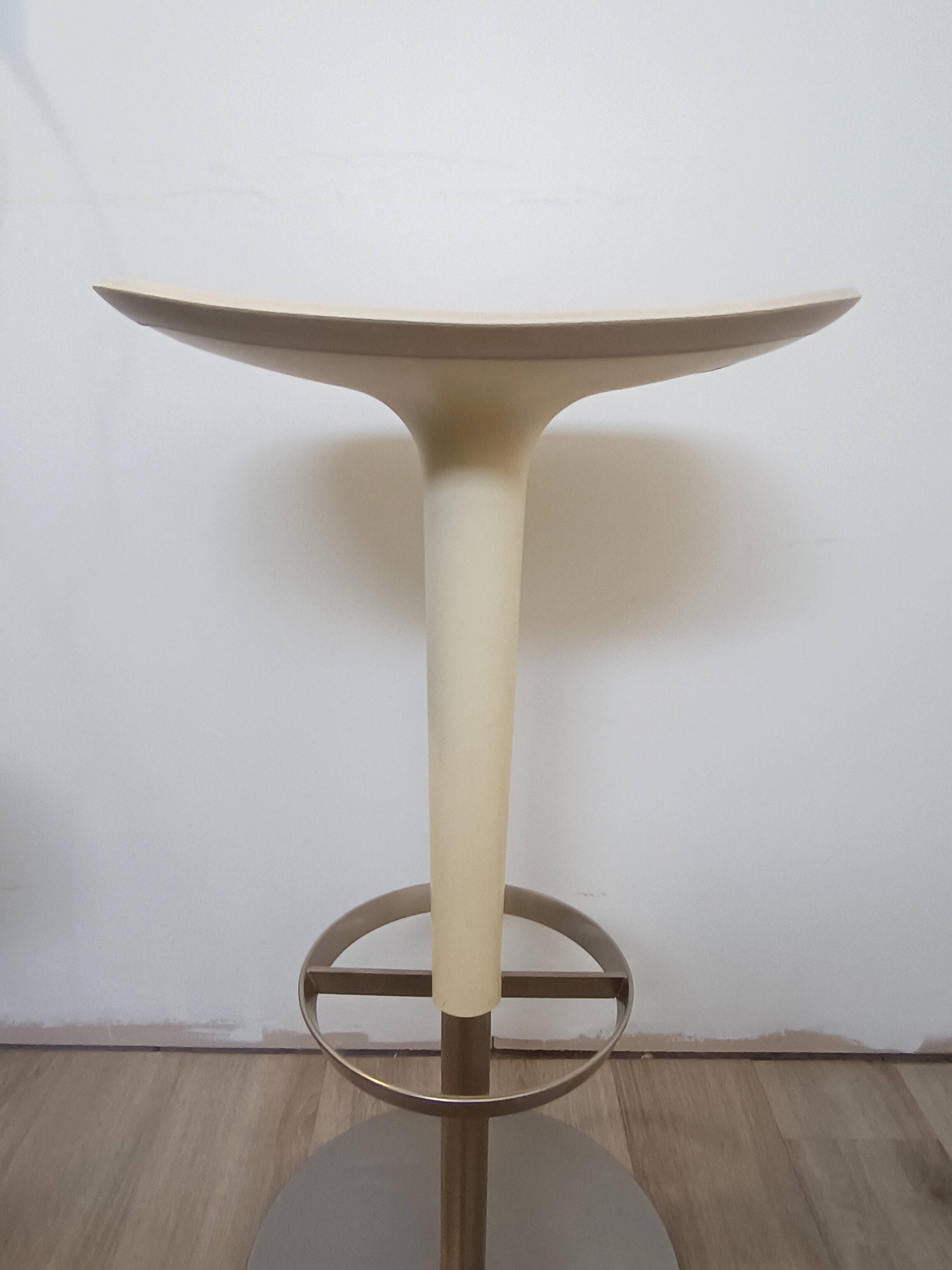 Ensemble de tabourets Babar par Simon Pengelly pour Arper 2006