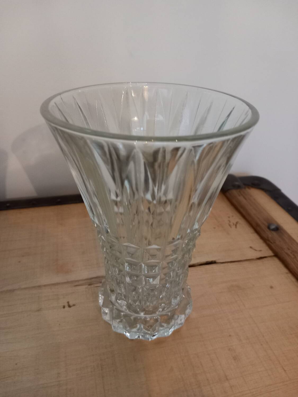 Petit vase en verre taillé