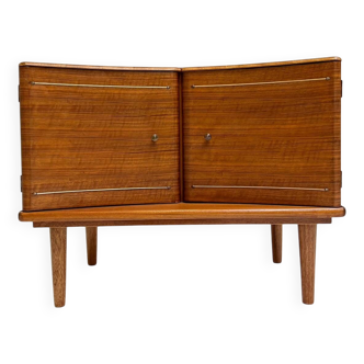 Armoire anglaise en bois avec décoration en laiton, années 1960