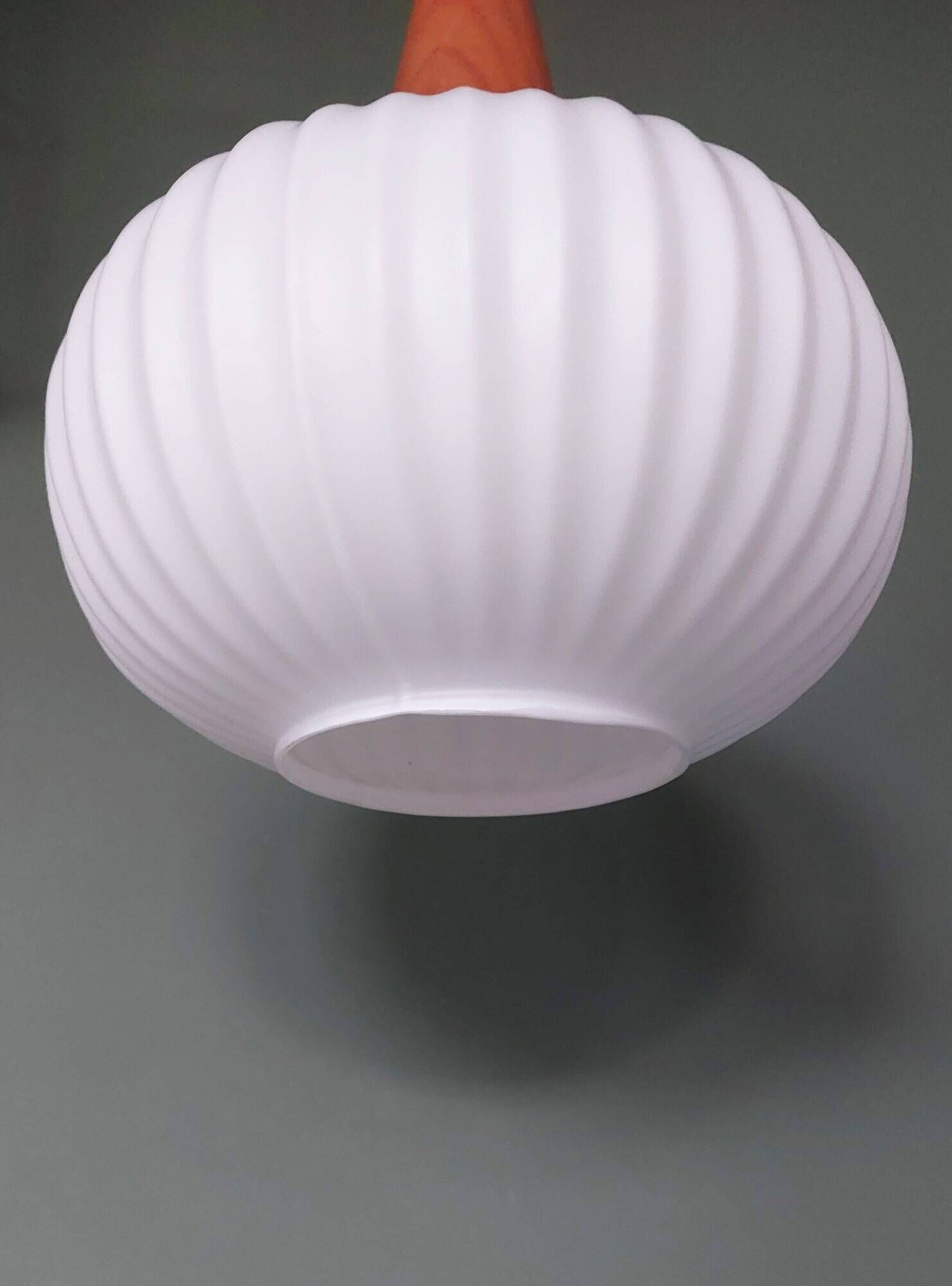 Lampe suspendue vintage en opaline et en teck. Louis Kalff '60