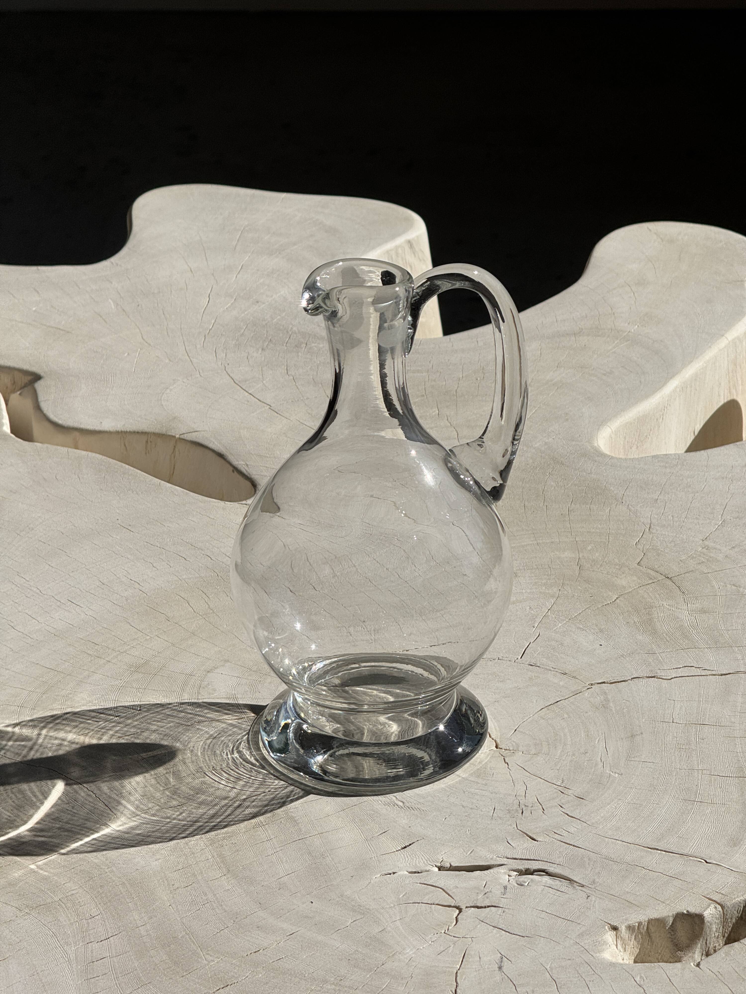 Carafe en verre à bec verseur et anse