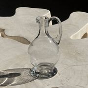 Carafe en verre à bec verseur et anse