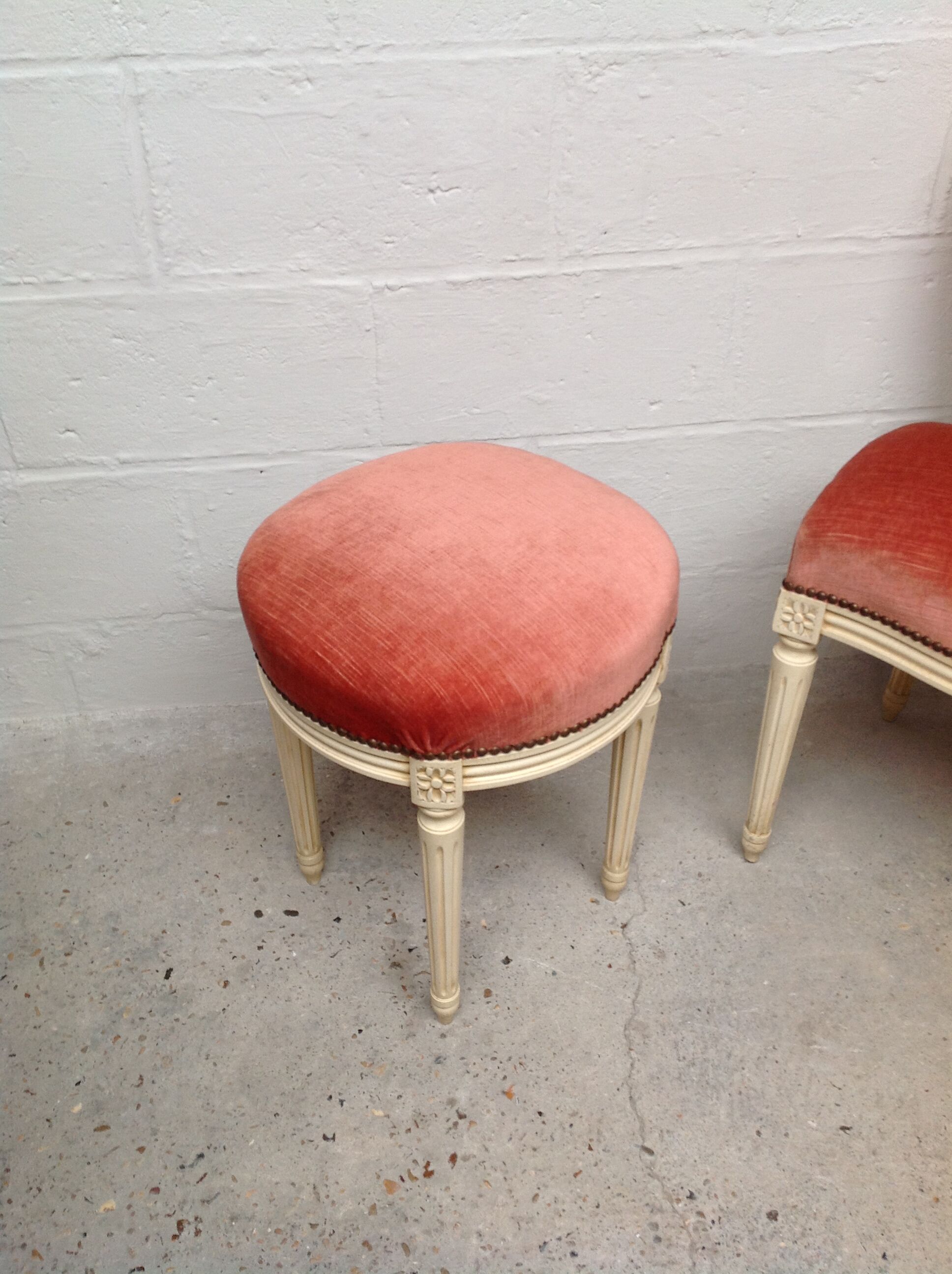 Chaise médaillon et tabouret velours style Louis XVI