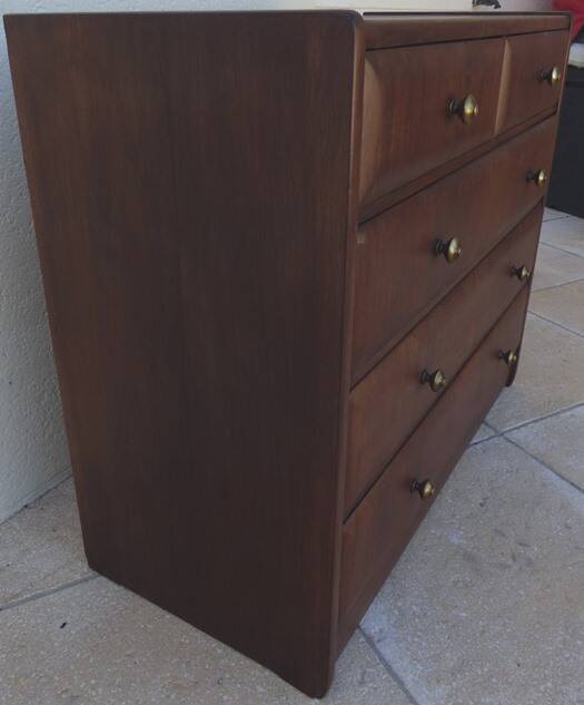 Antique chest of drawers from the 50s with 5 curved drawers, vintage old-style assembly and brass knobs