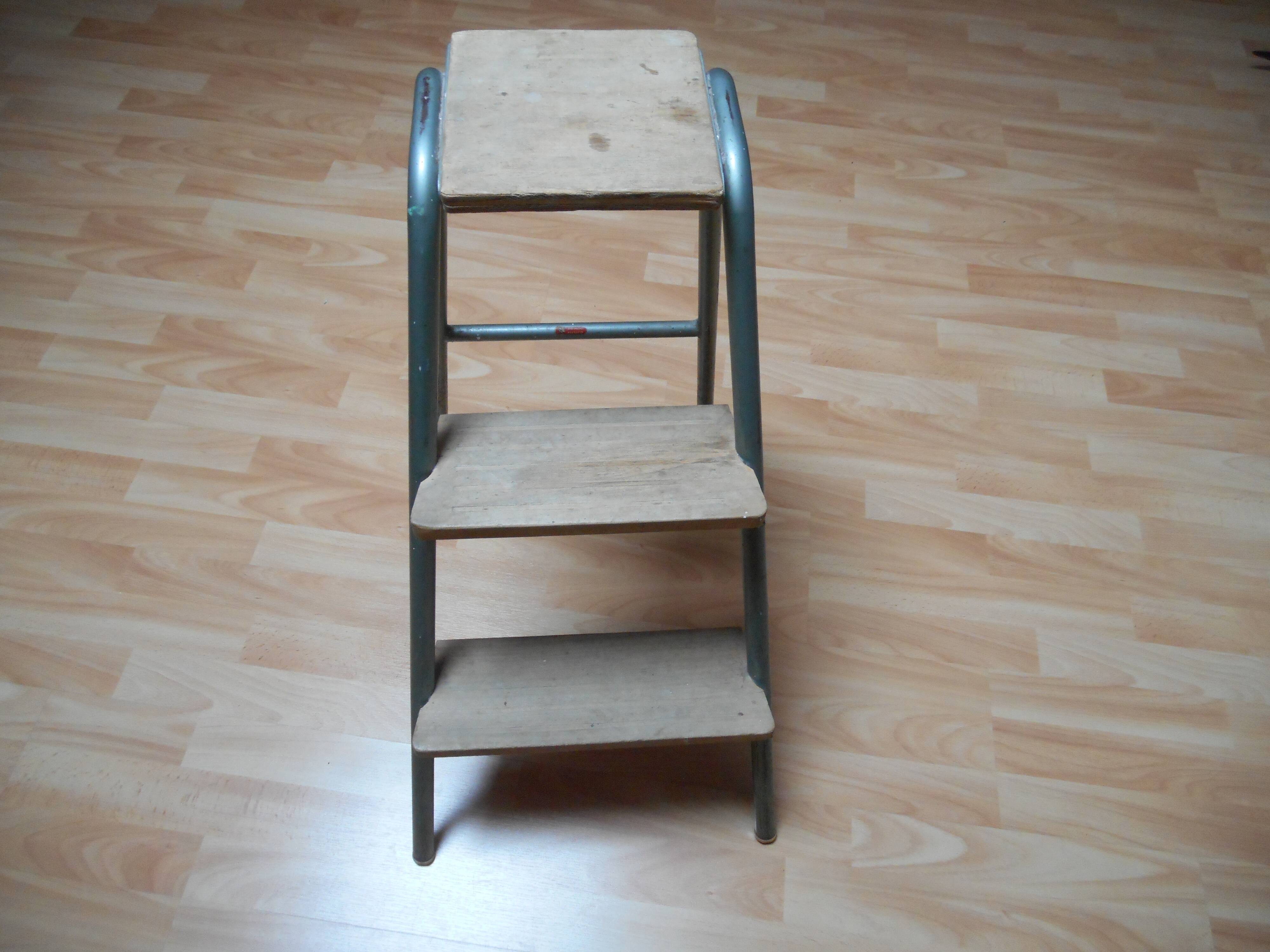 Three stool works undue ad Hoc Bourgoin