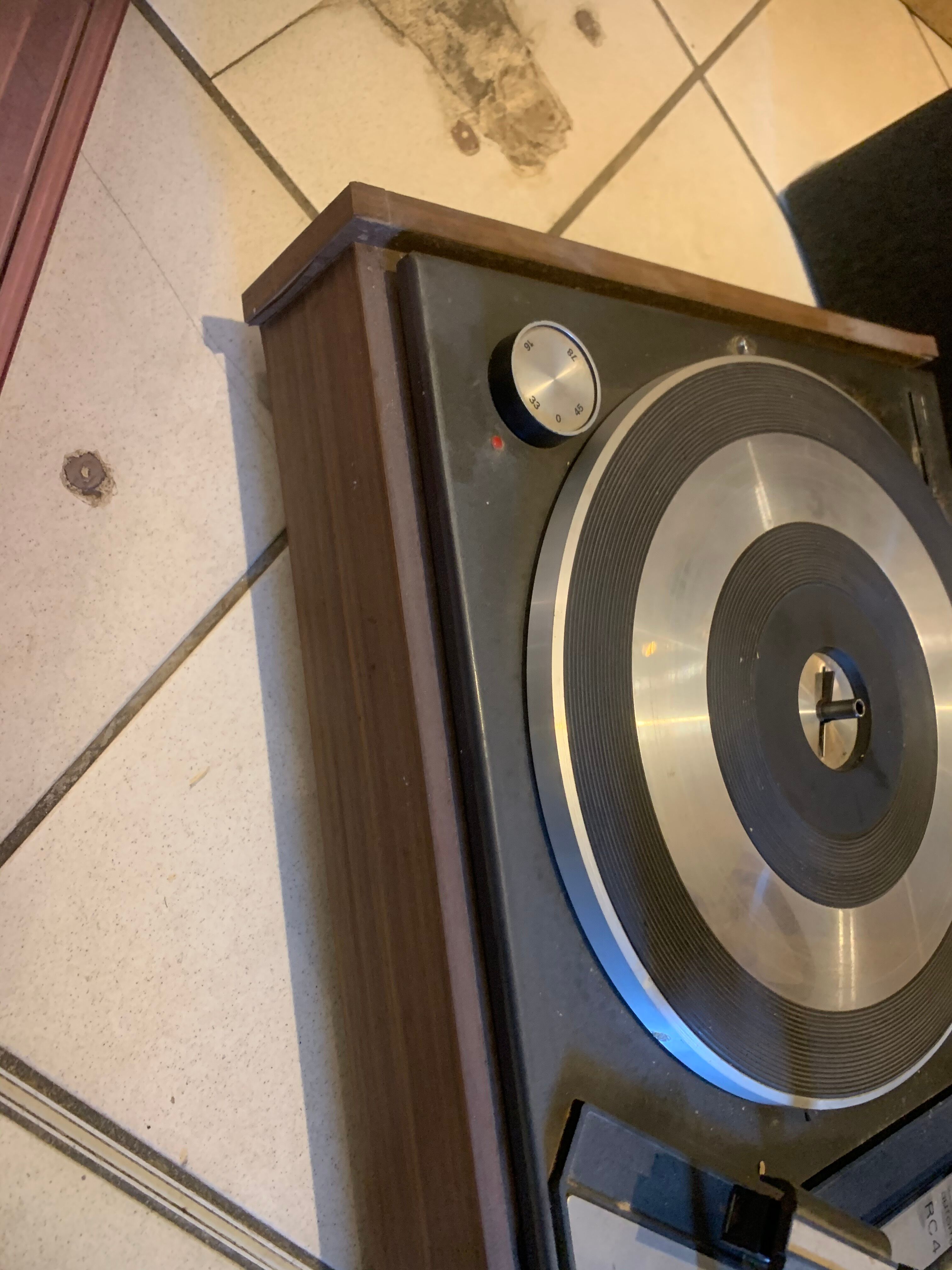 Pathe Marconi disc turner with its speakers