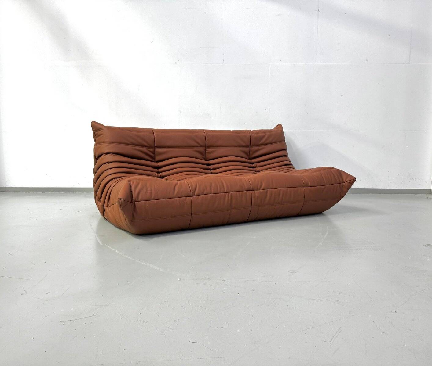 Canapé Togo français en cuir de vachette épais couleur cognac, signé Michel Ducaroy pour Ligne Roset
