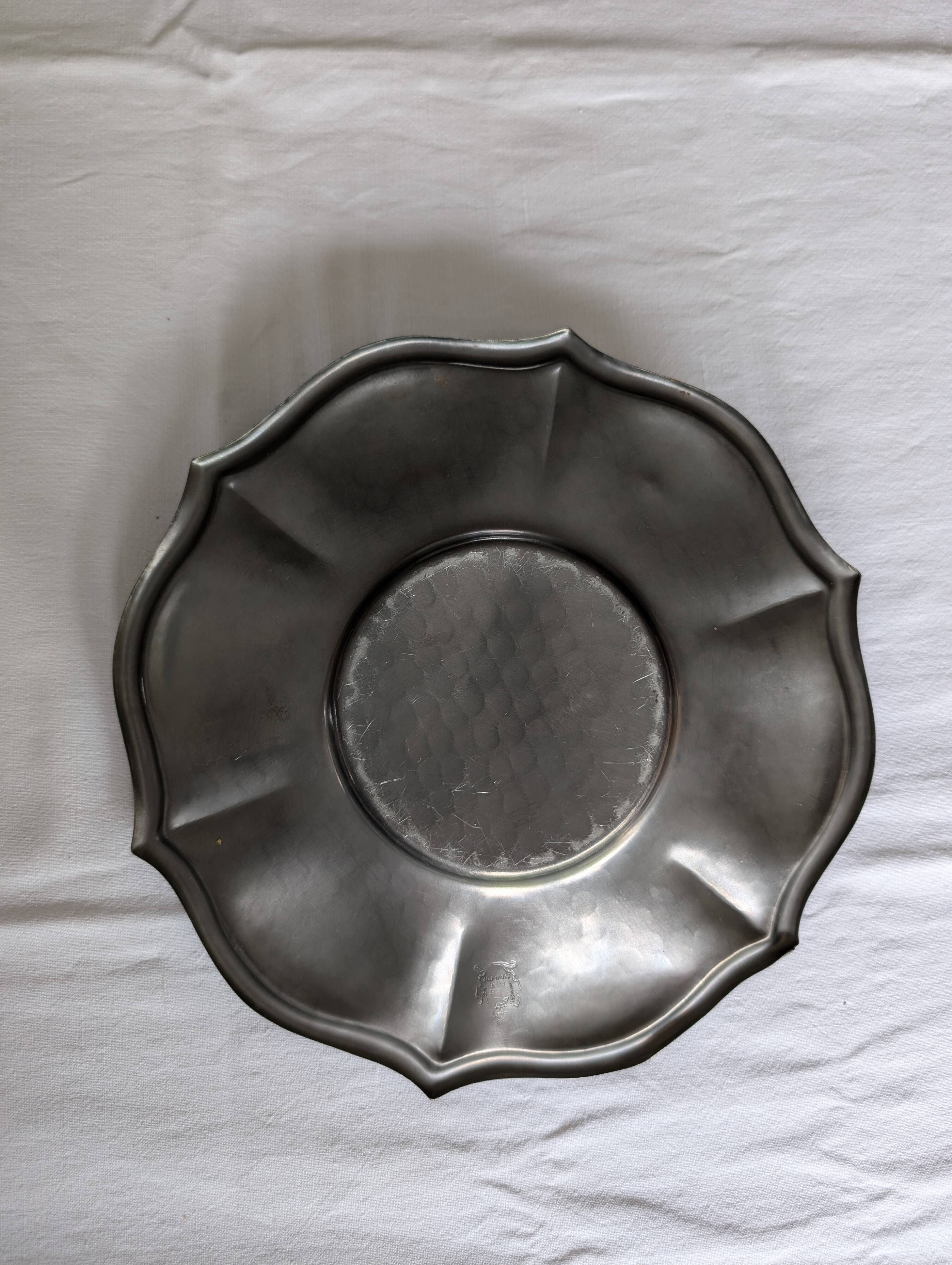 Assiette en étain façon corolle