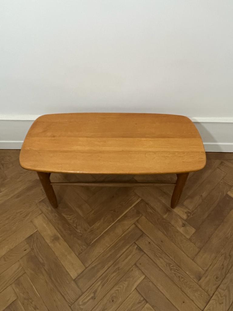 Table basse en chêne massif, travail français, années 1960