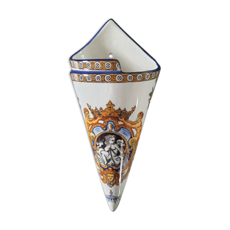 Bouquetière en faience de Gien décor Renaissance