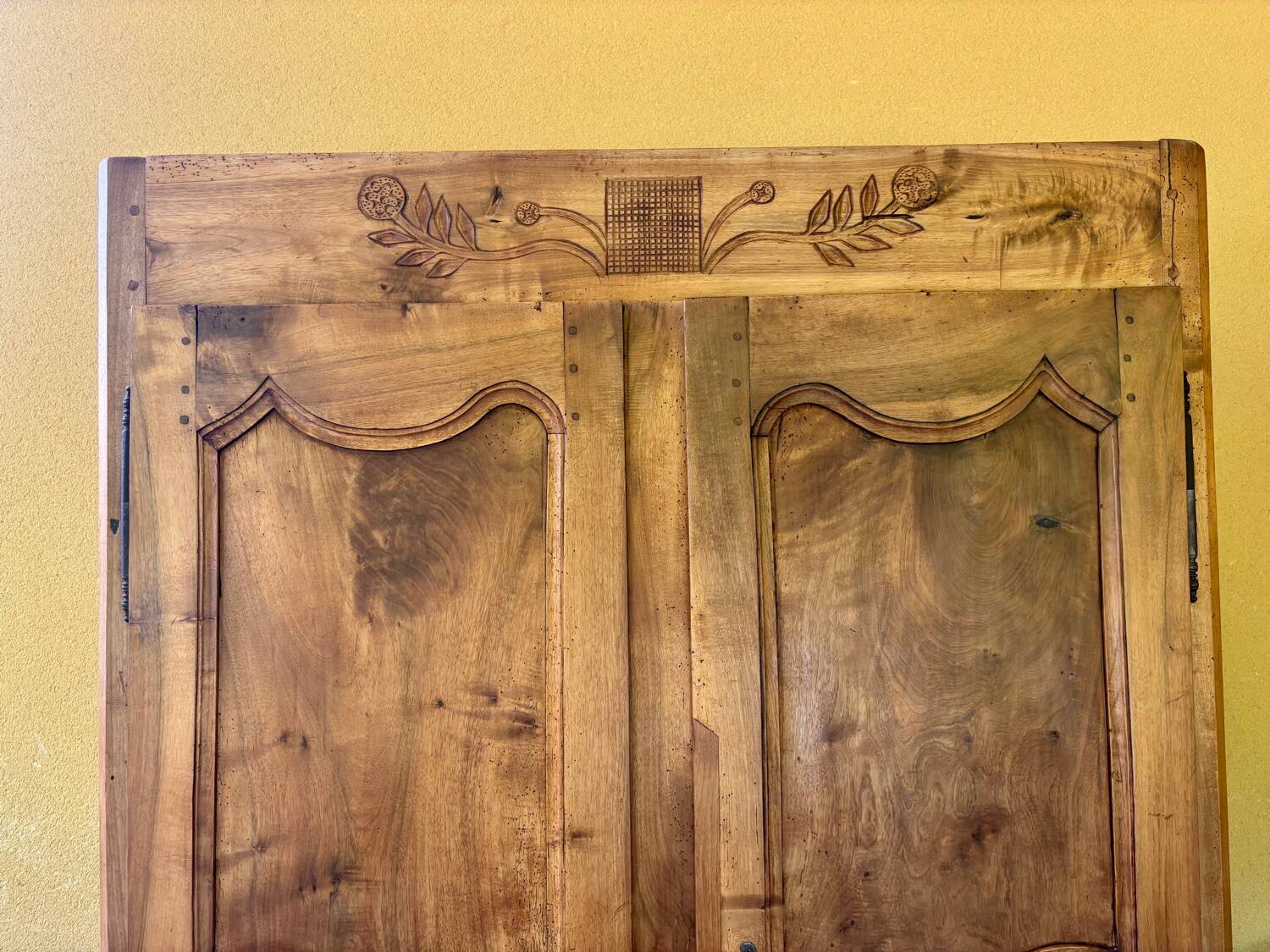 Armoire ancienne française en noyer massif – style Louis XV, fin XIXe siècle