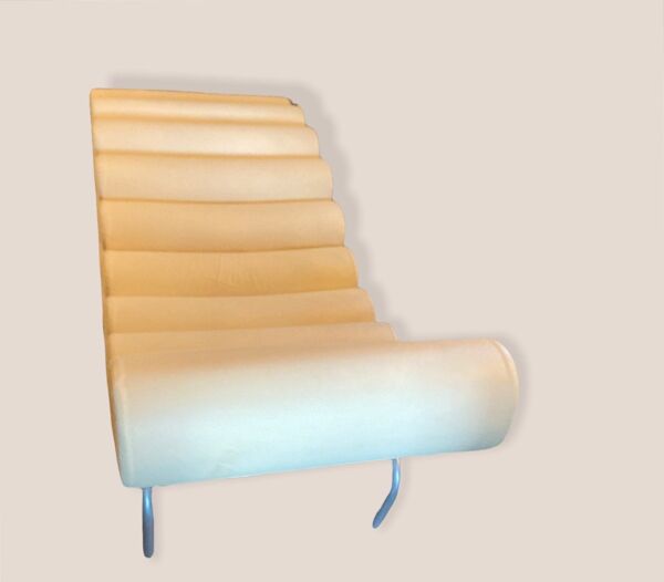 Méridienne scandinave années 1980 à structure métallique en simili cuir blanc