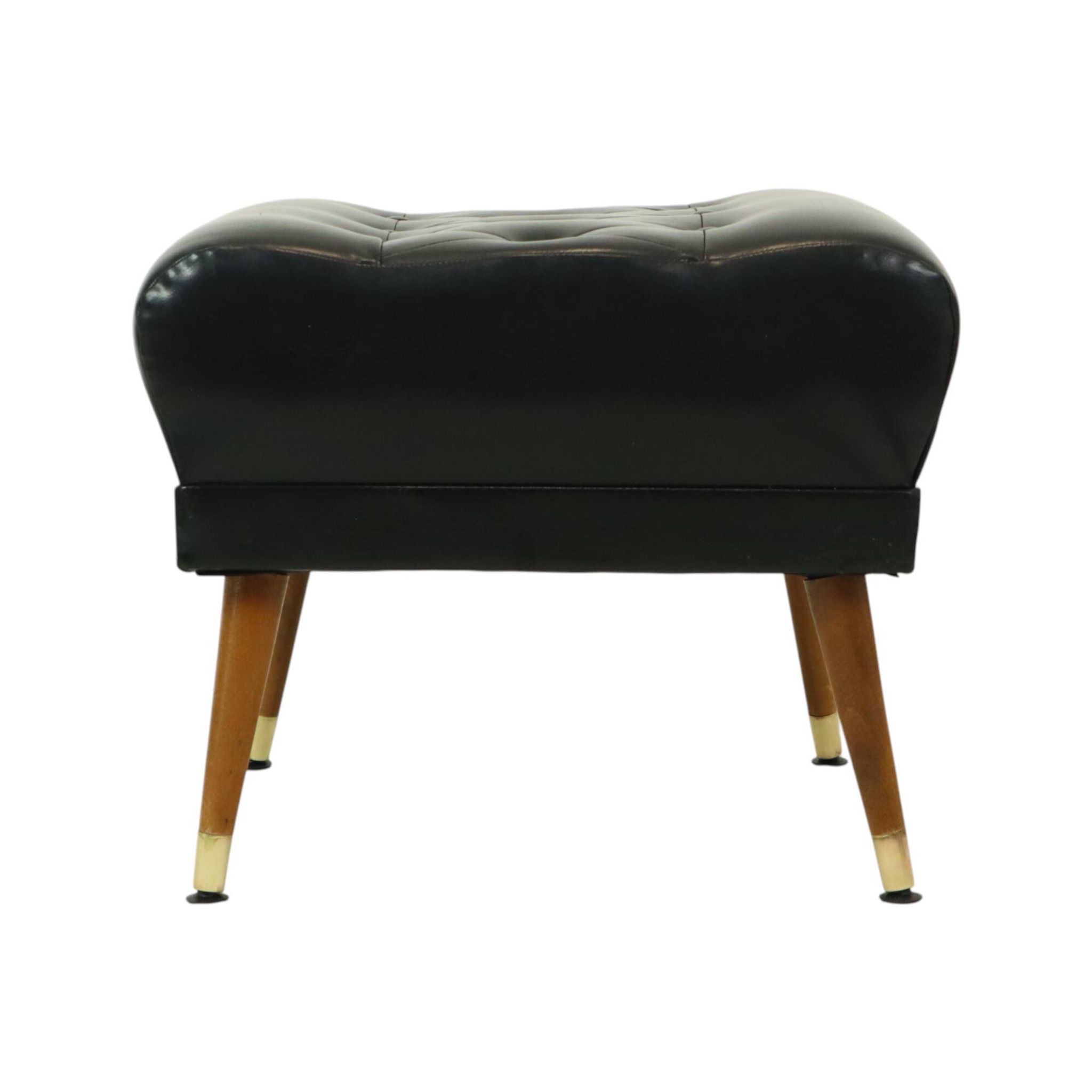 Pouf noir vintage pieds coniques style Chesterfield en skaï