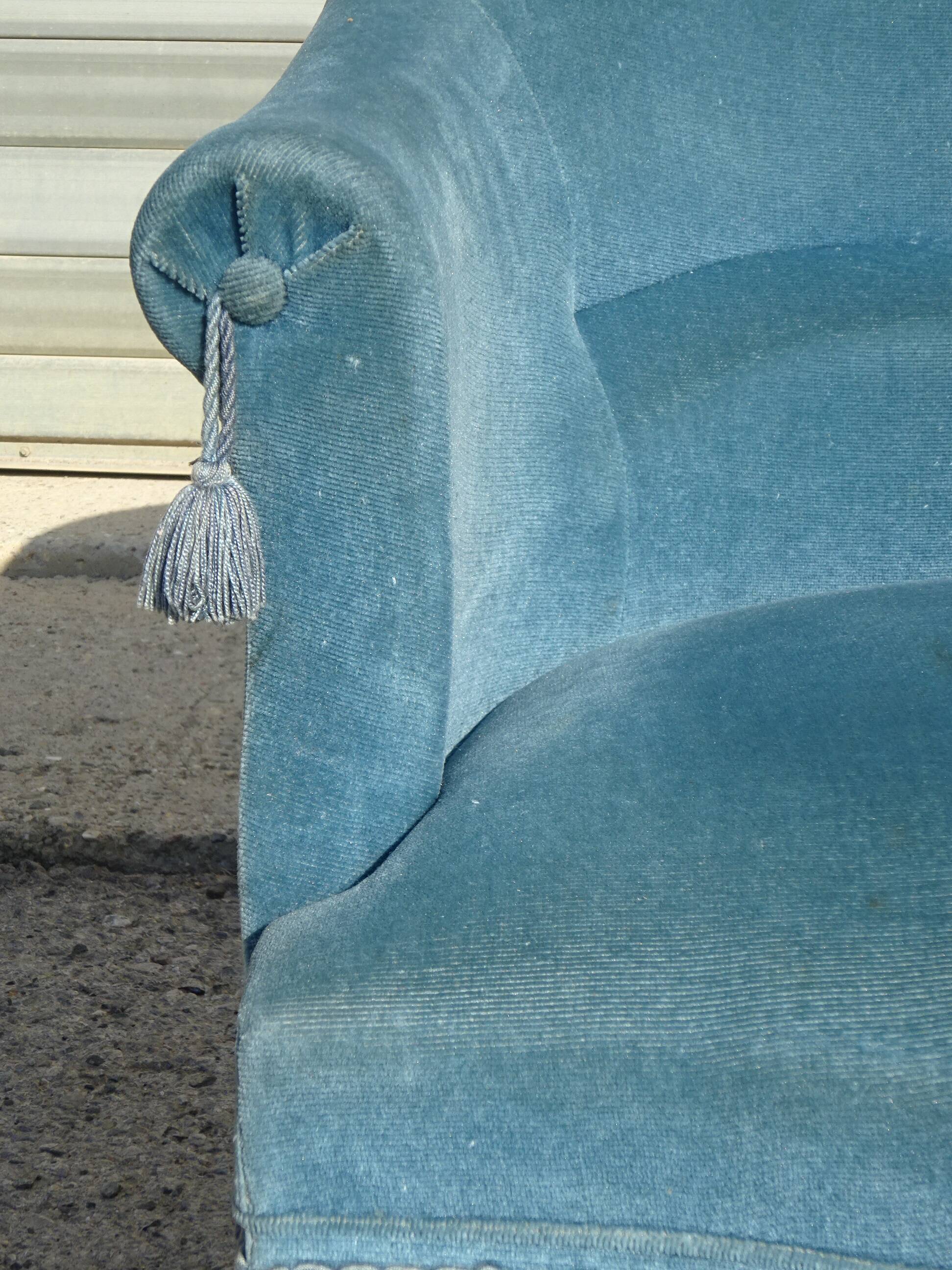 Fauteuil crapaud en velours bleu