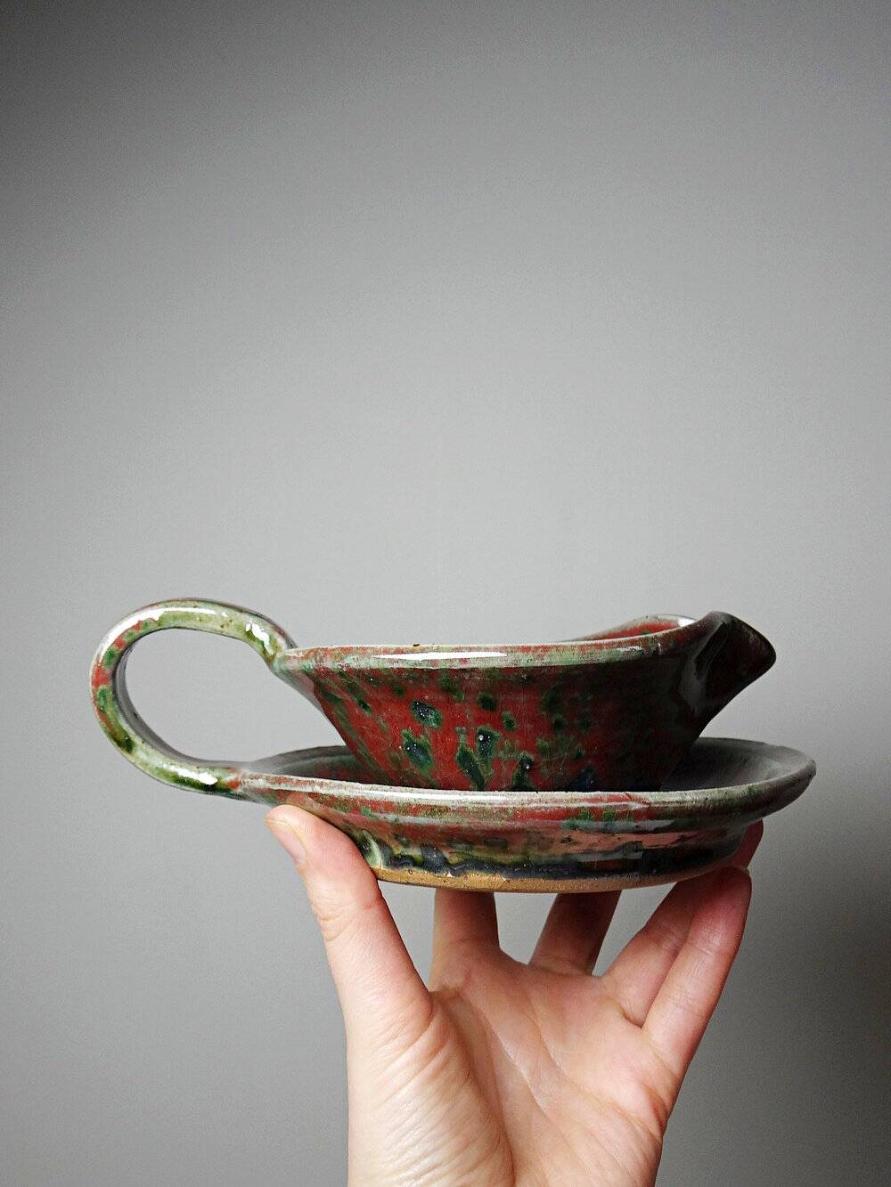 Glazed stoneware sauce boat Fontgombault, red and green, vintage 1960-1970.