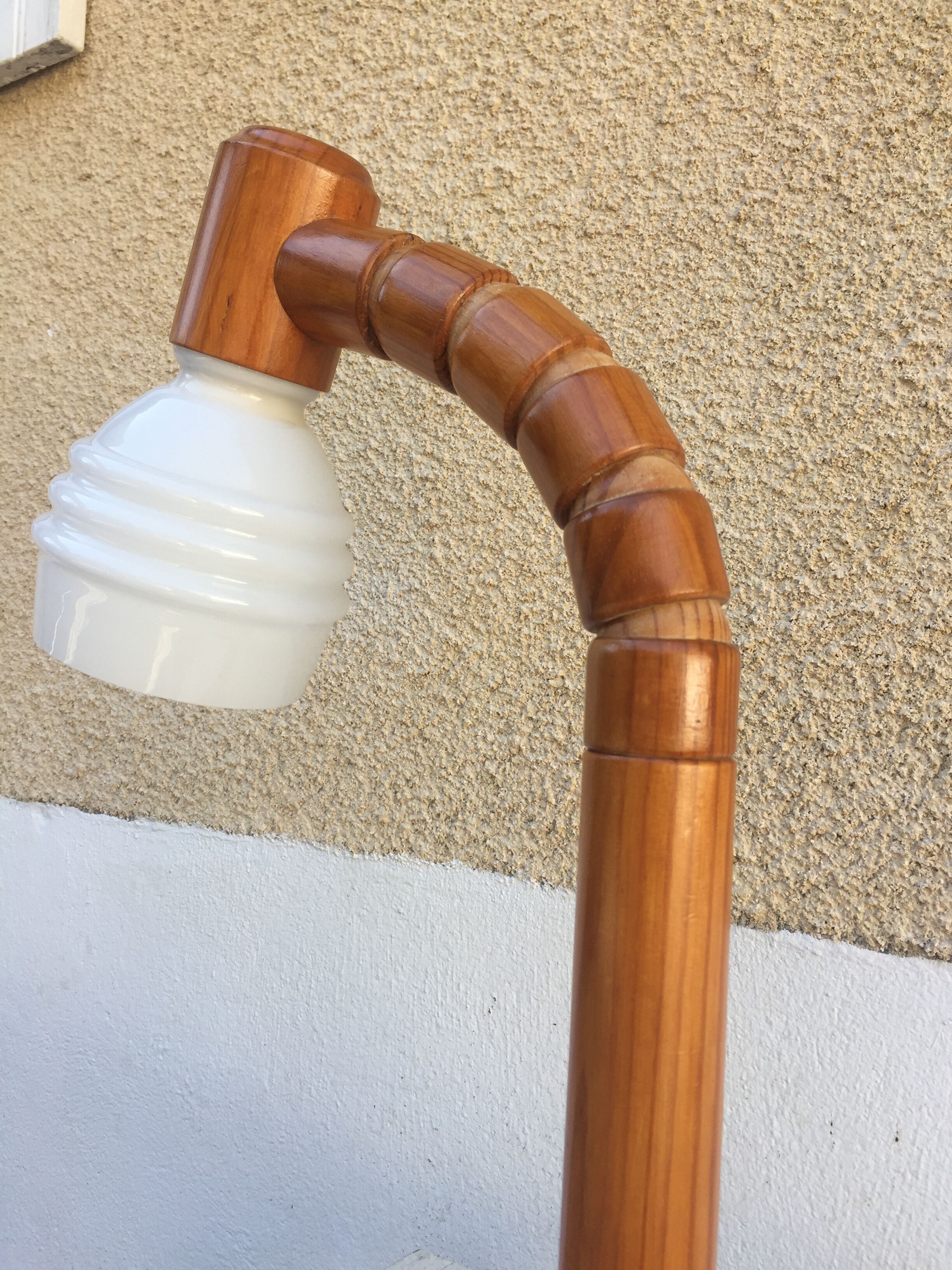 Articulated lamp in pine and opaline