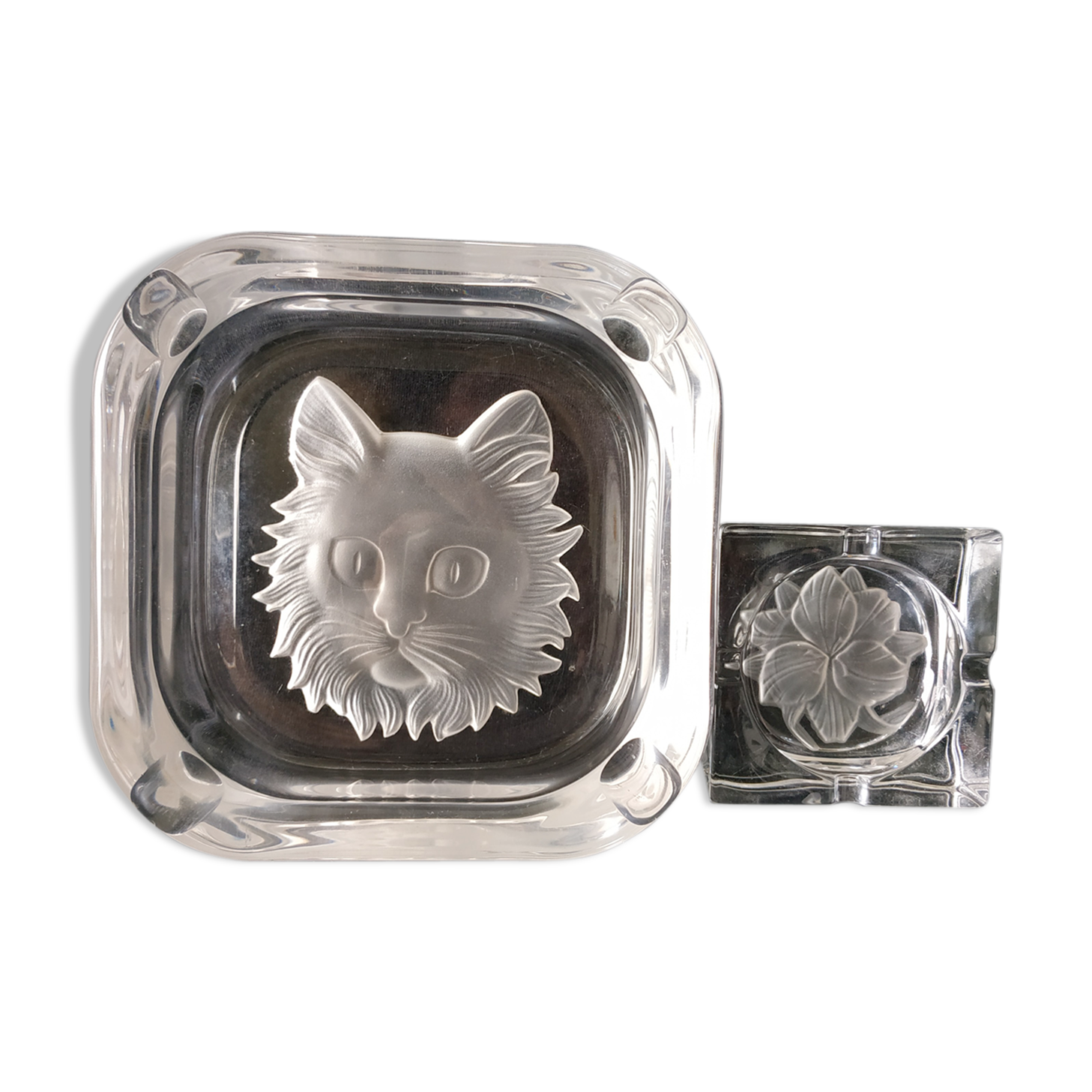 Ensemble de deux cendriers vintage en verre gravé chat et fleur