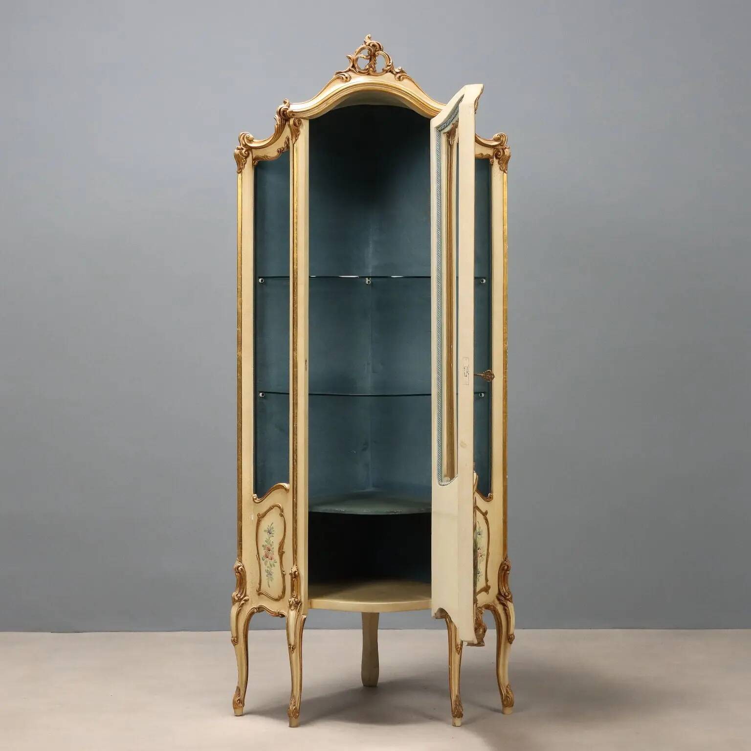 Antique corner display cabinet in lacquered wood, Baroque style, 20th century.