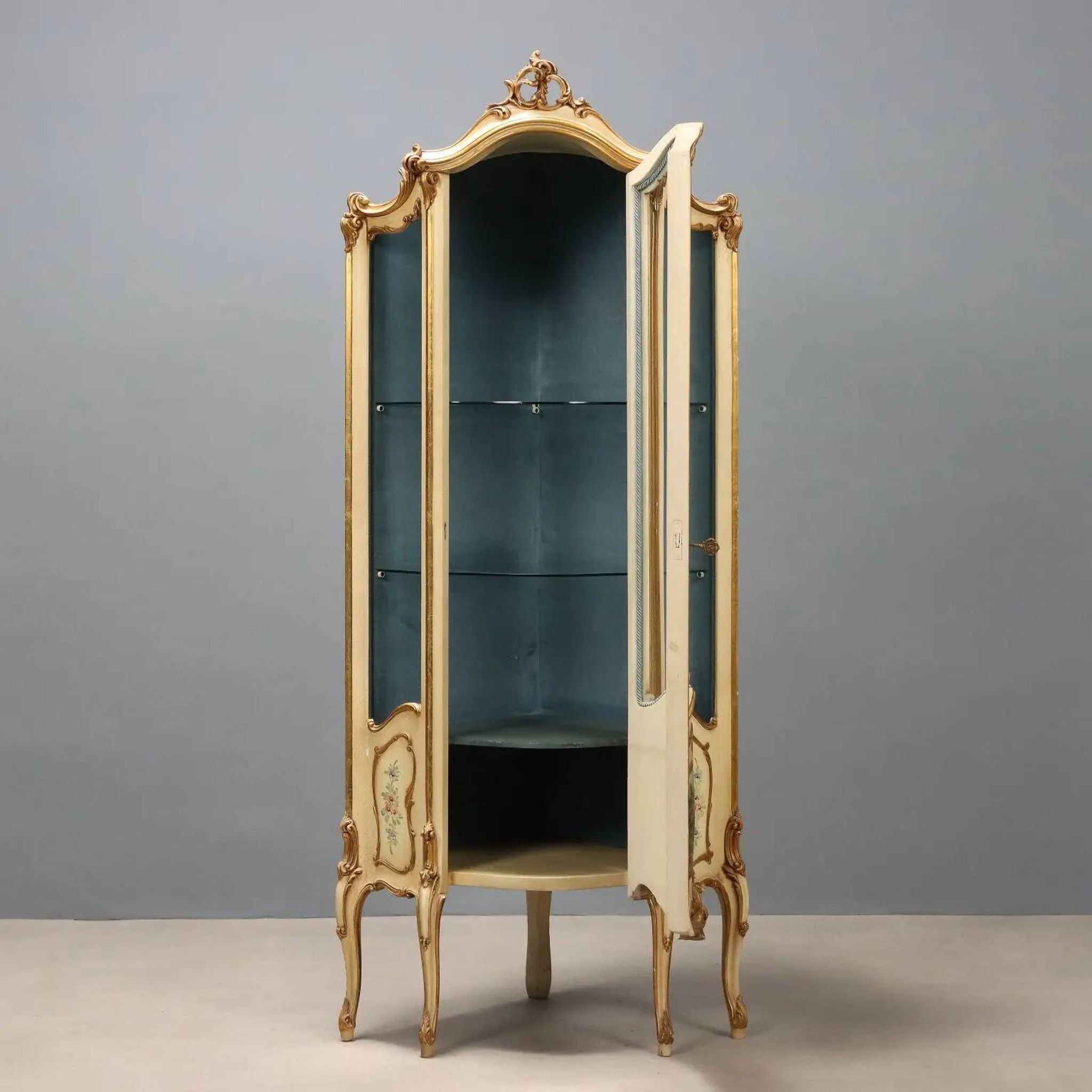 Vitrine d’angle ancienne style baroque en bois laqué, XXe siècle