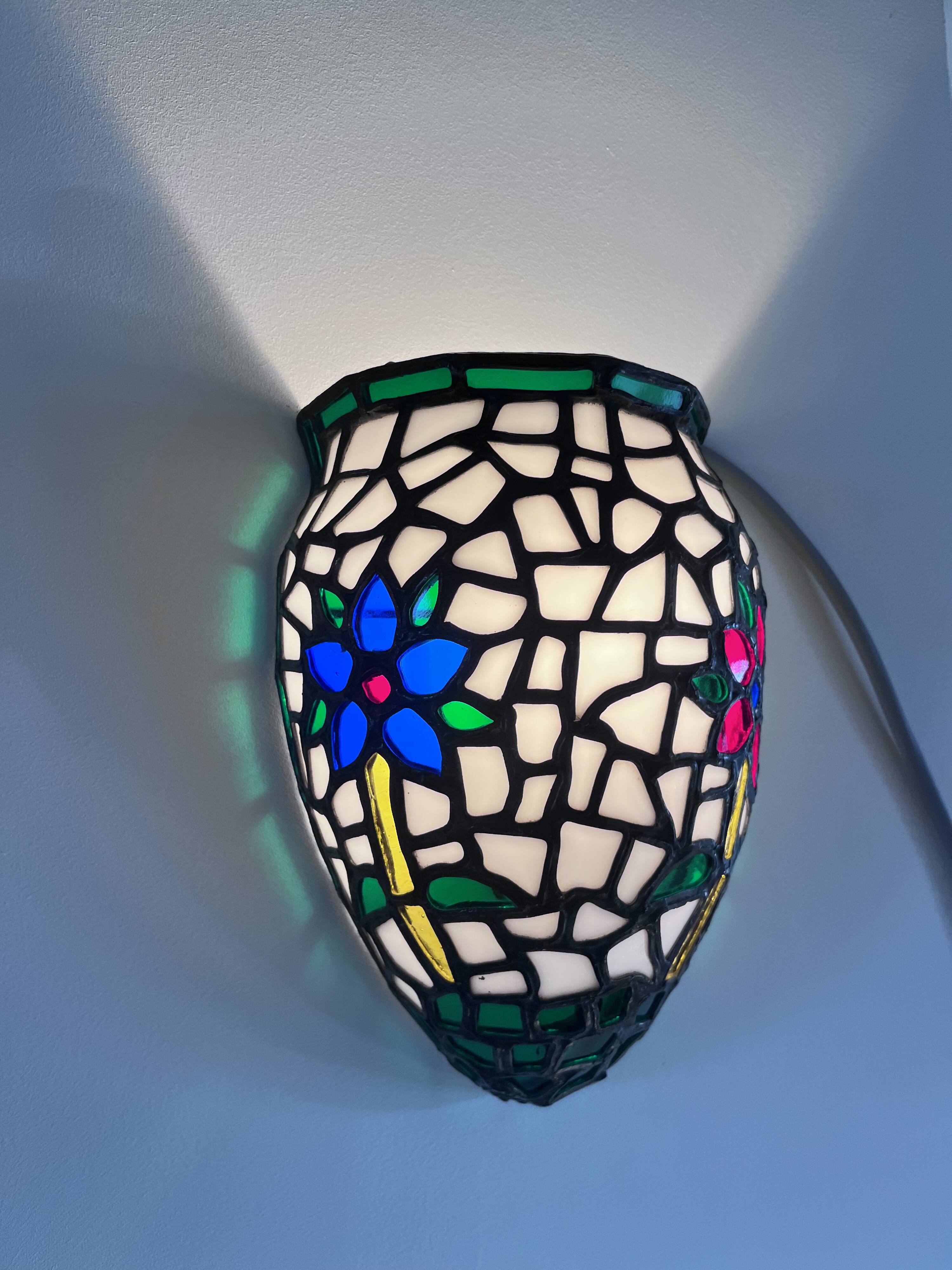 Paire d’appliques murales style Tiffany en mosaïque de verre coloré
