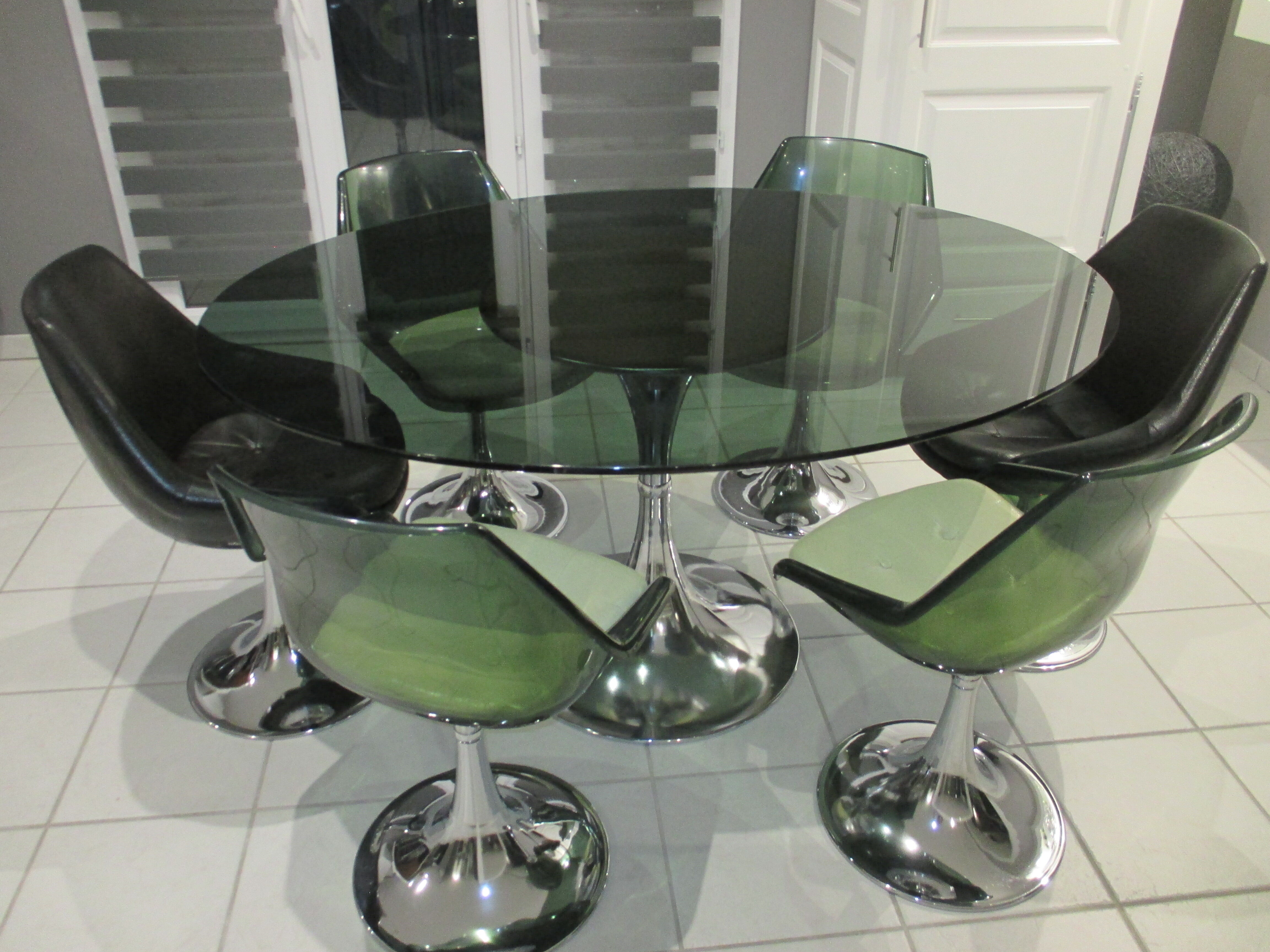 Ensemble table et 6 chaises tulipe Roche Bobois 1970