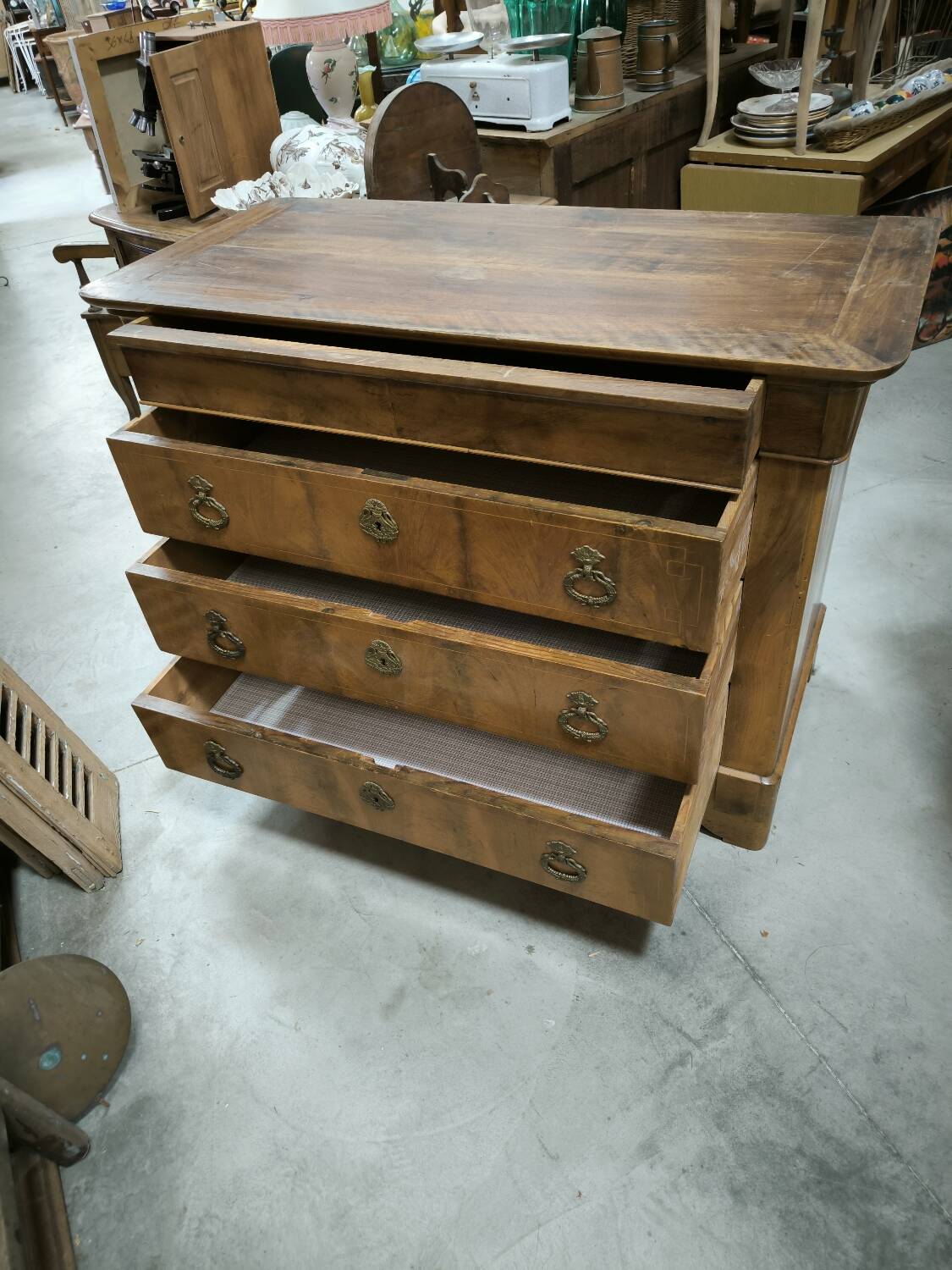 Restoration period chest of drawers in flamed walnut
