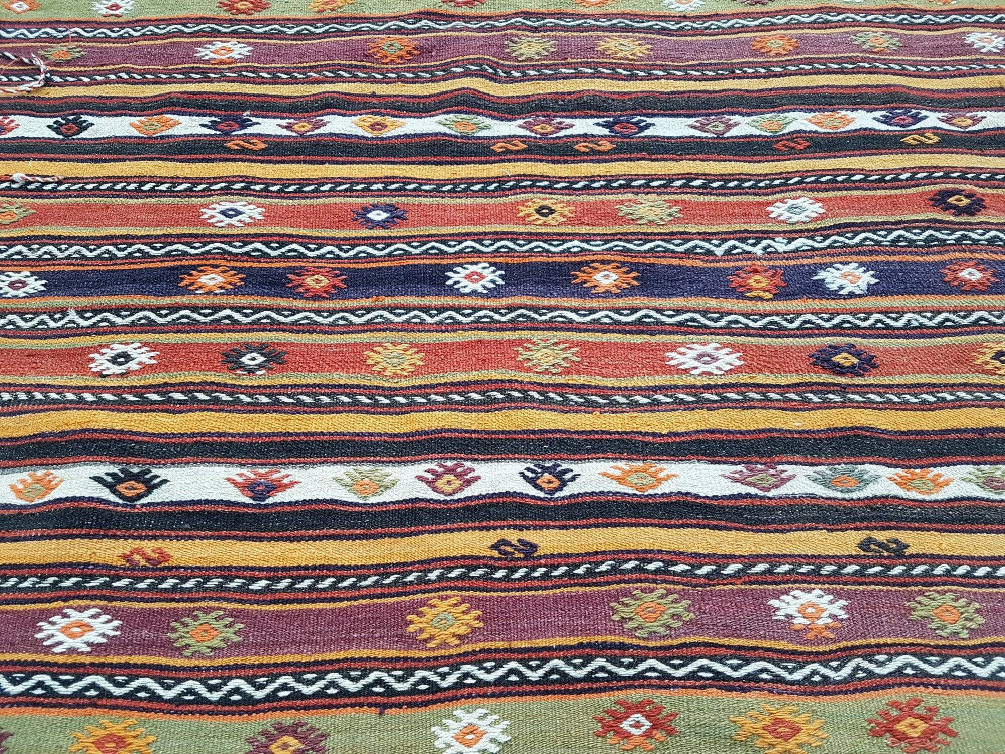 Kilim turc vintage tissé main 136x218 cm