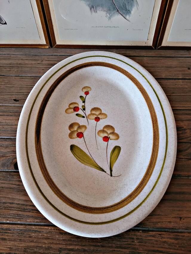Oval stoneware plate - floral pattern - made in Italy?