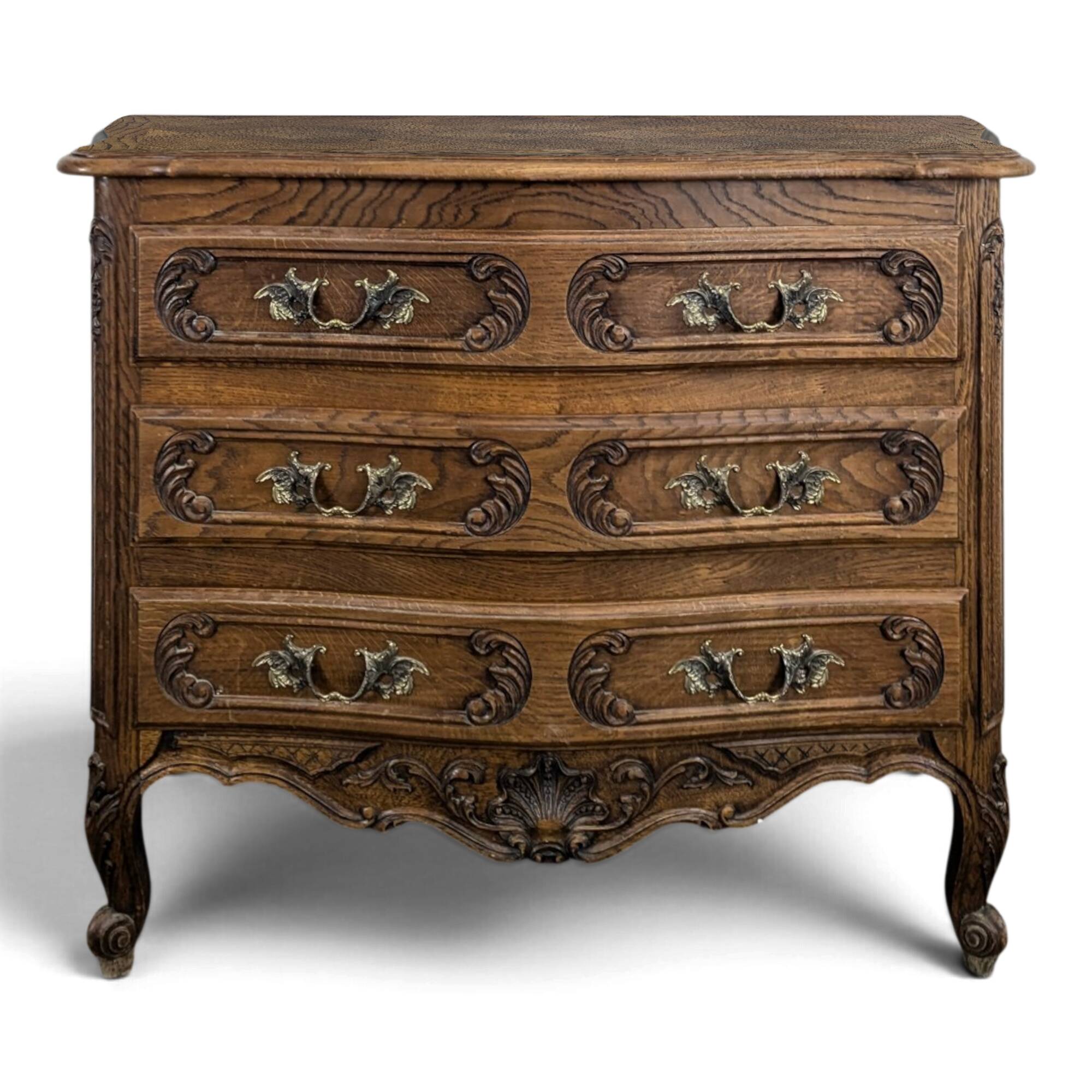 Commode néo rustique galbée richement sculptée