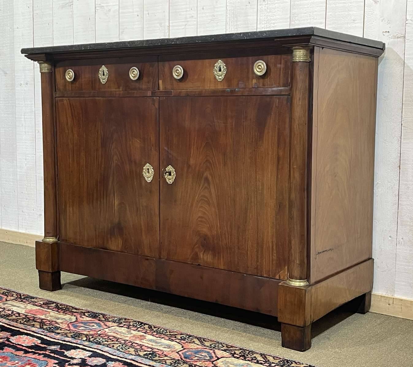 Buffet Empire début XIXème en acajou et dessus marbre noir