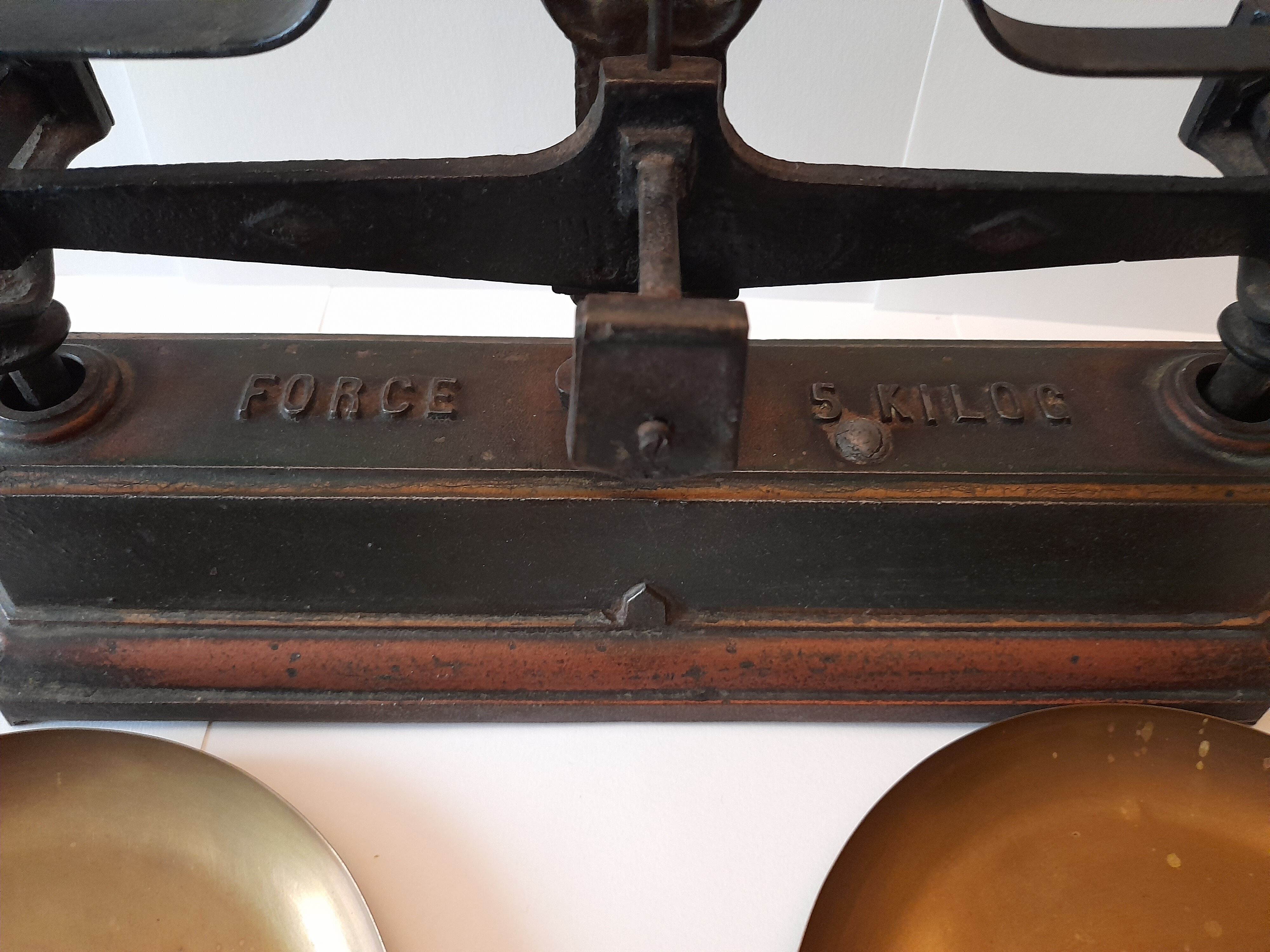 Roberval balance with its complete weight box