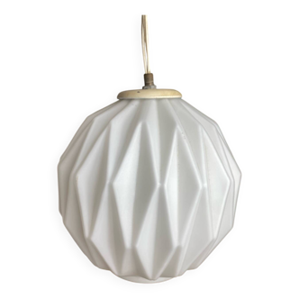 Suspension design avec globe géométrique en opaline, mi XXe