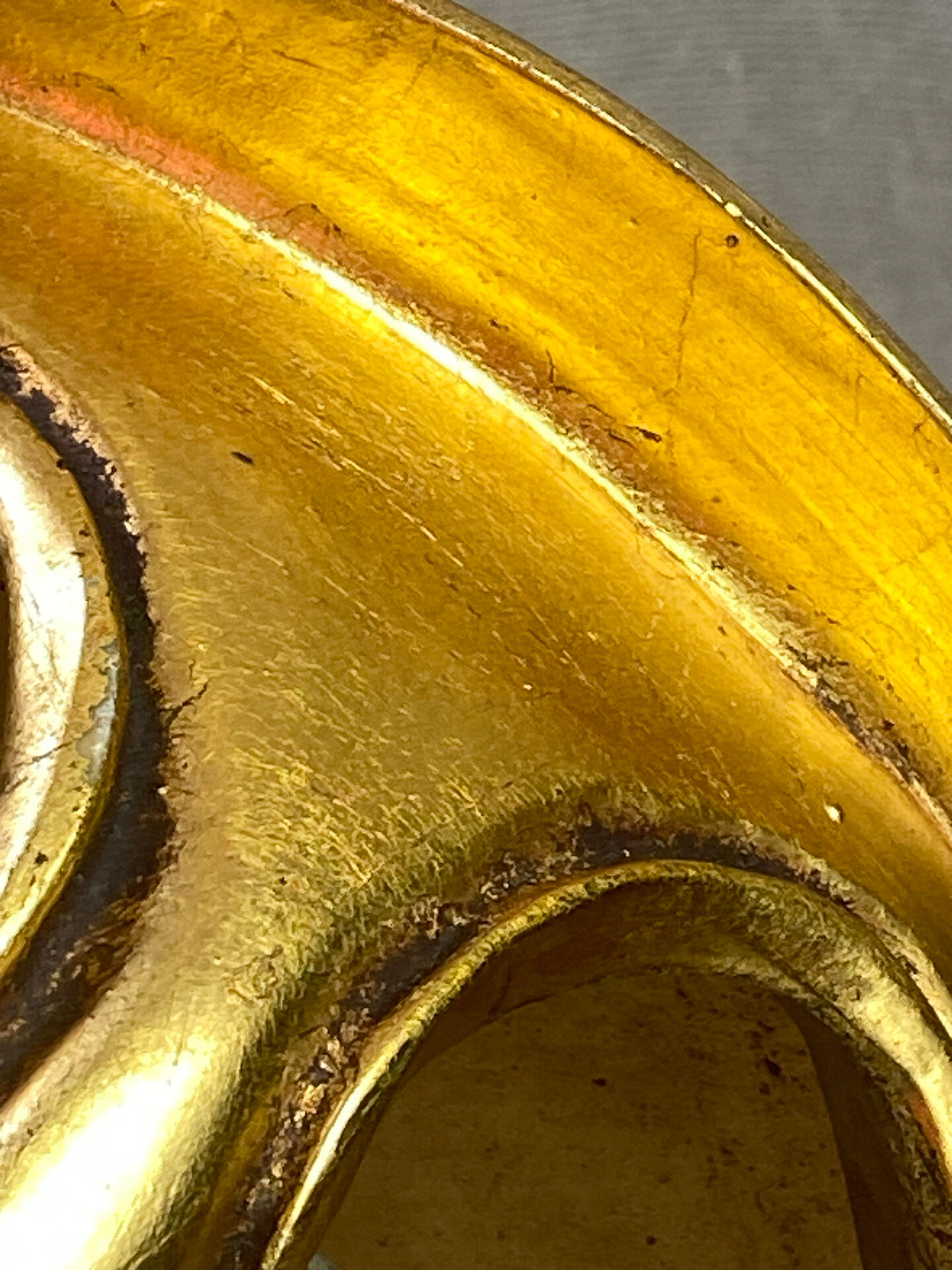 Small corner console in resin with a gold finish.
