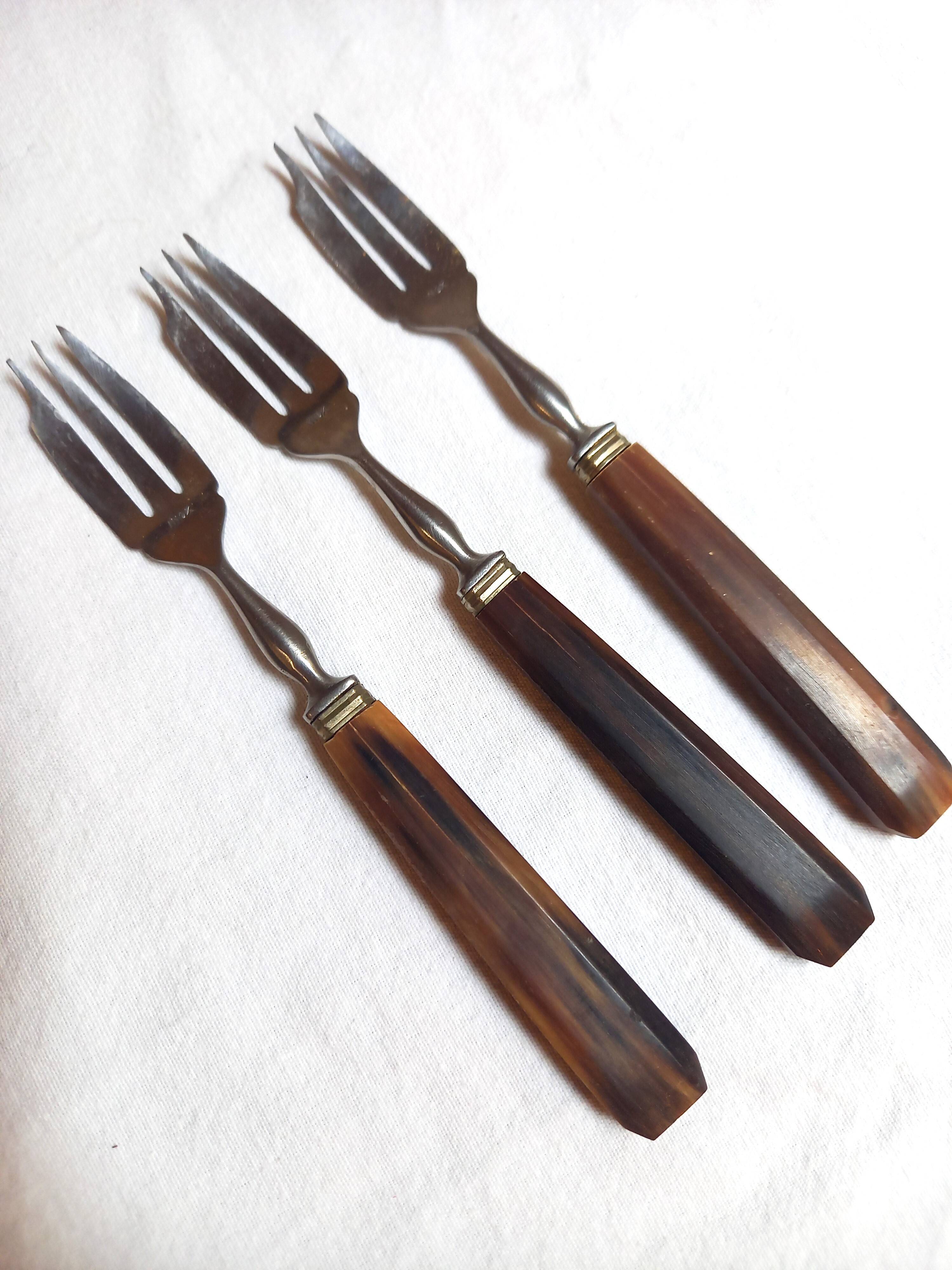 Box of 12 stainless steel cake forks, brown horn handle