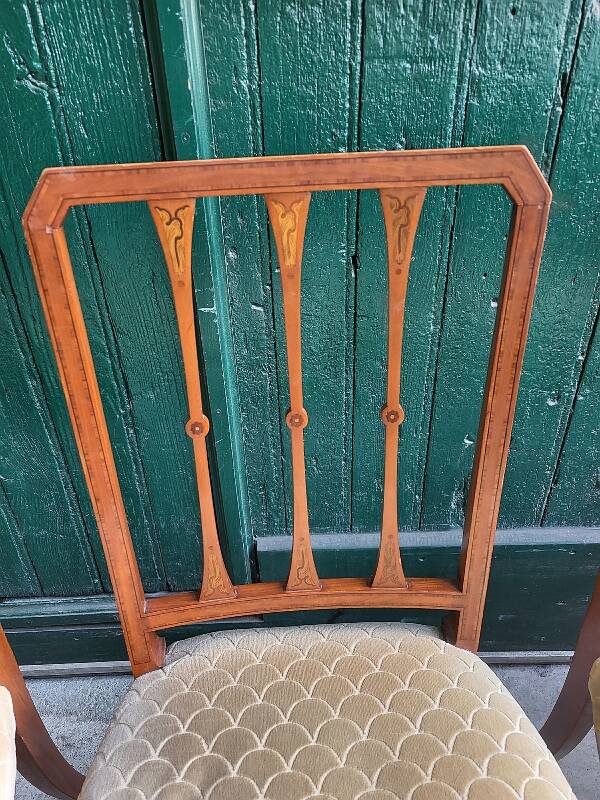 Serie de 4 chaises directoire en marqueterie et merisier