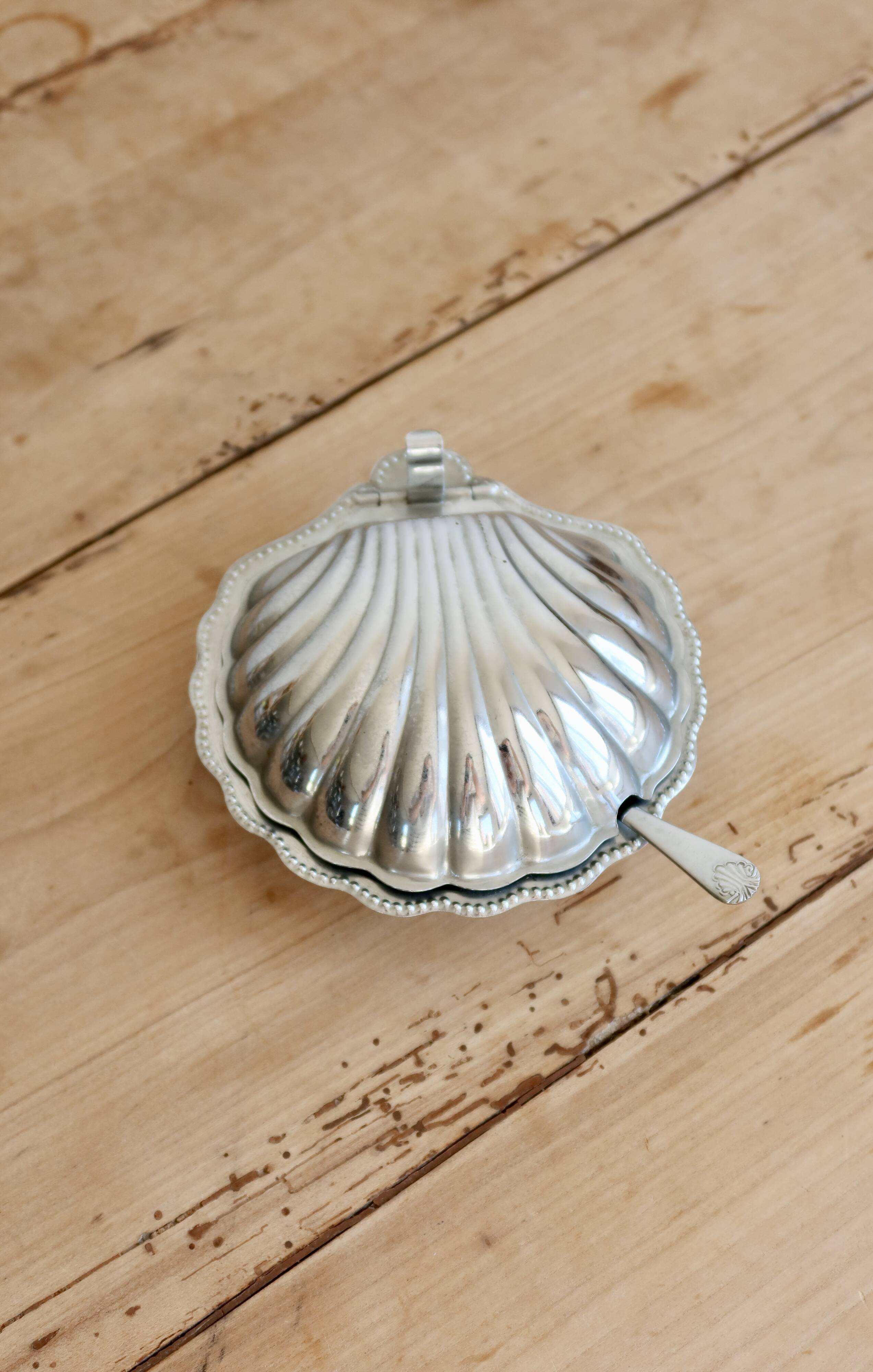 Vintage shell butter dish in silver-plated metal and glass with knife - Style