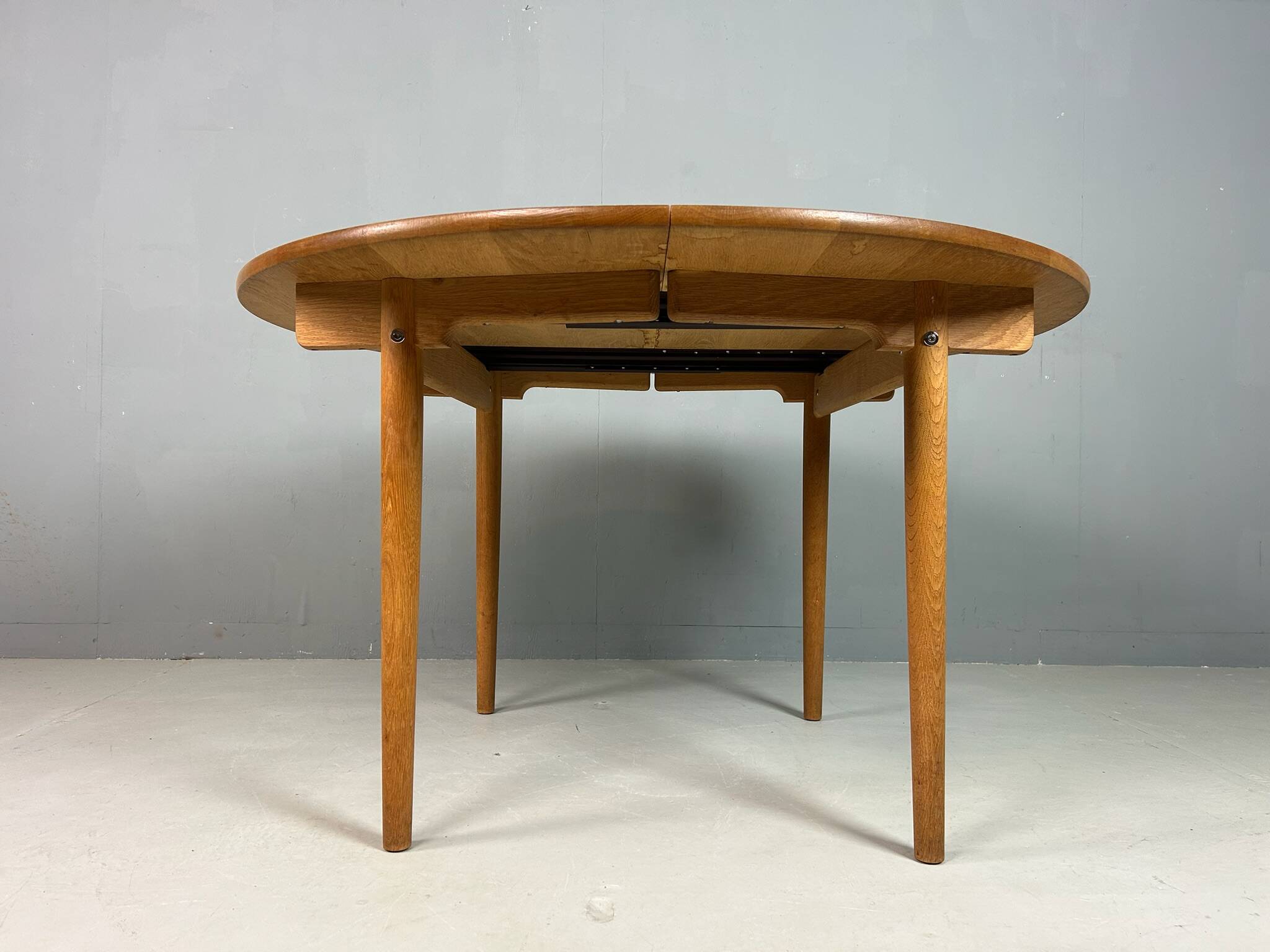 Hans J. Wegner round PP70 extendable dining table for Andreas Tuck, Denmark 1970