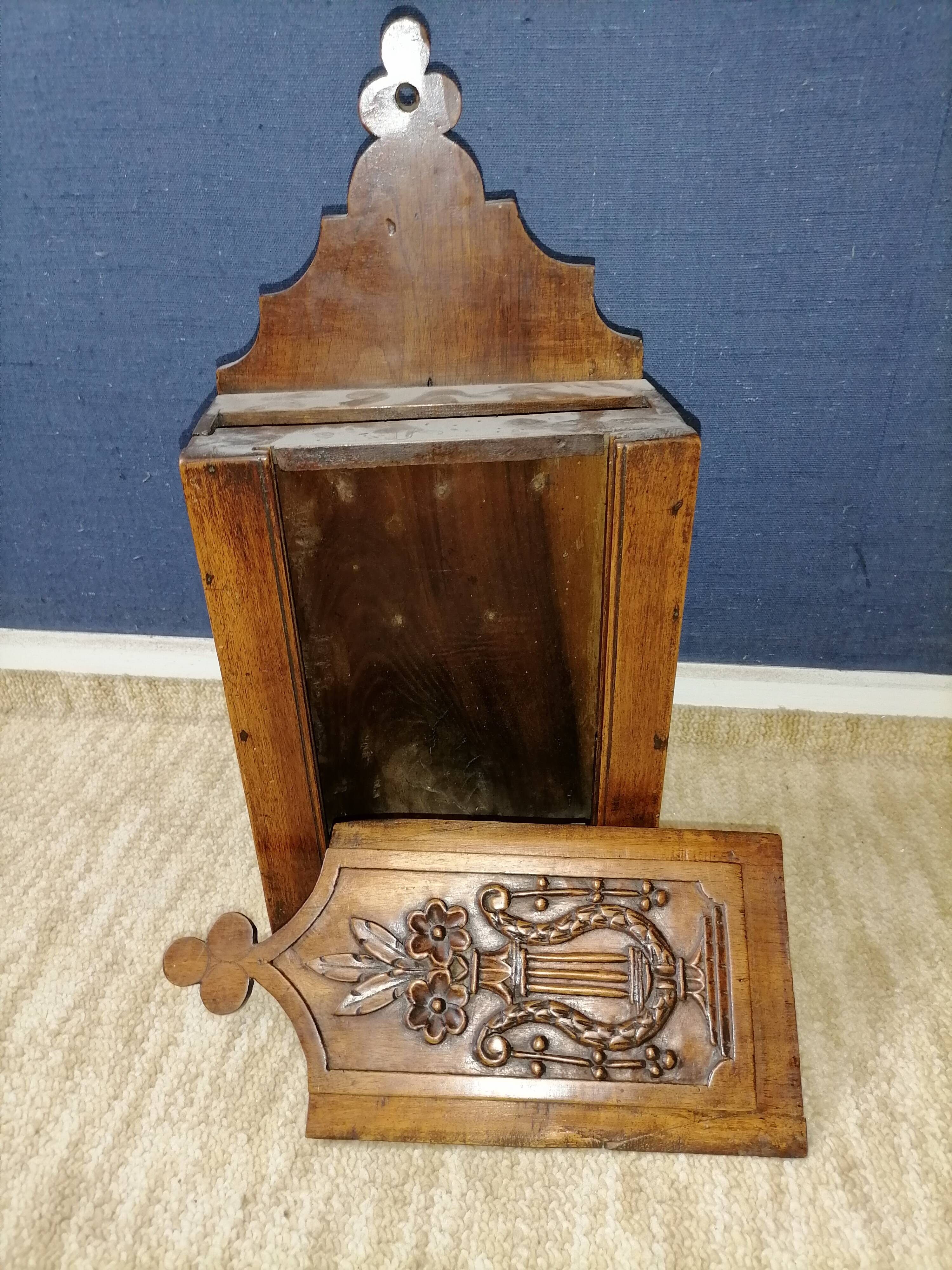 Provencal box walnut with flour or salt