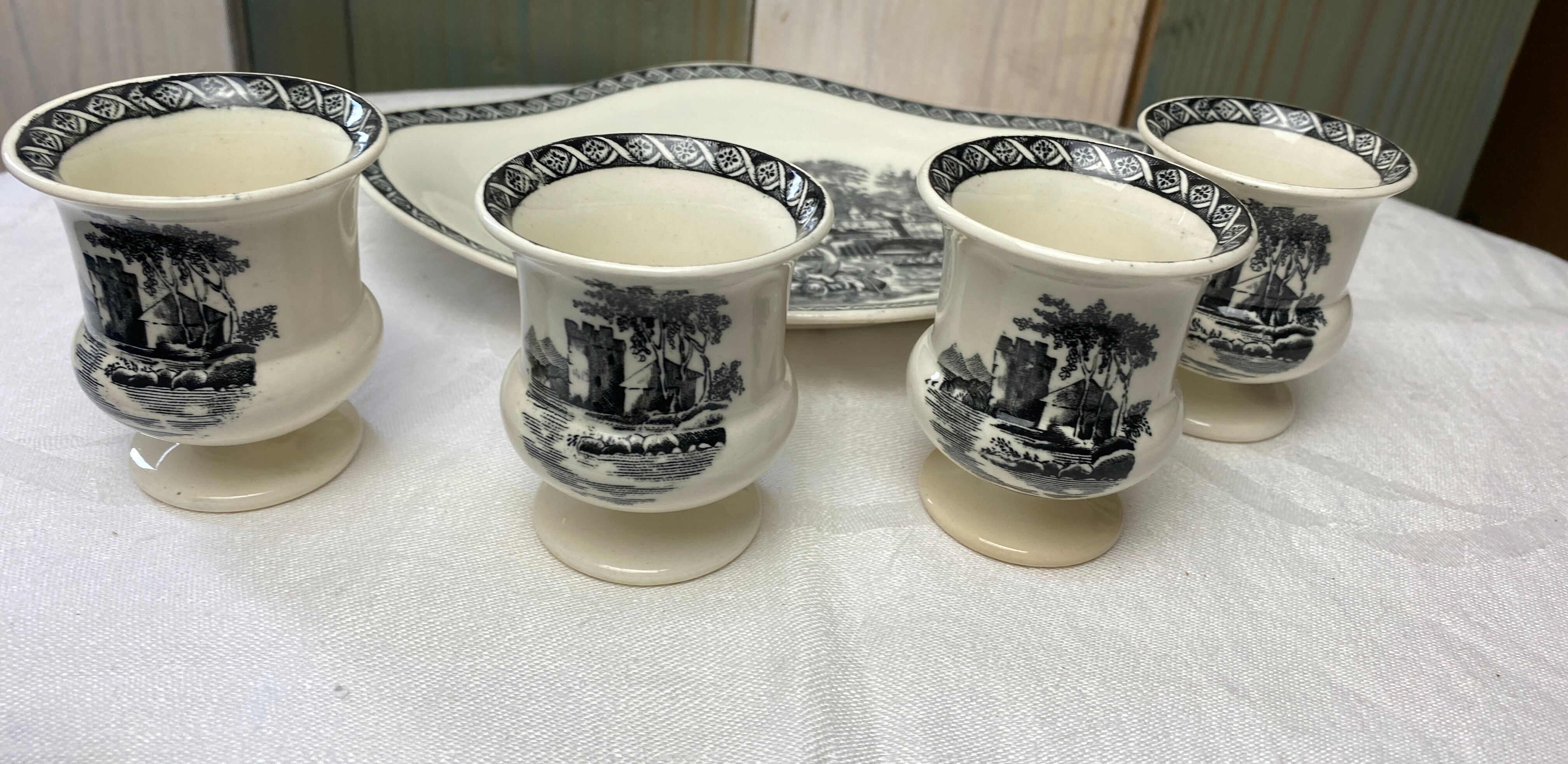 4 Wedgwood coquetiers model "Lugano" and a matching ravier