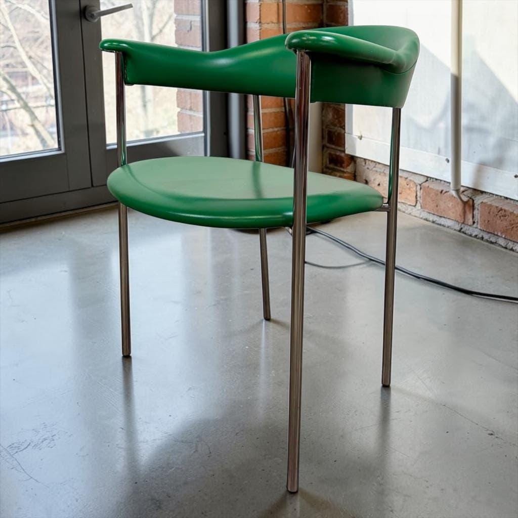 Chaise vintage chromée avec revêtement en skaï vert