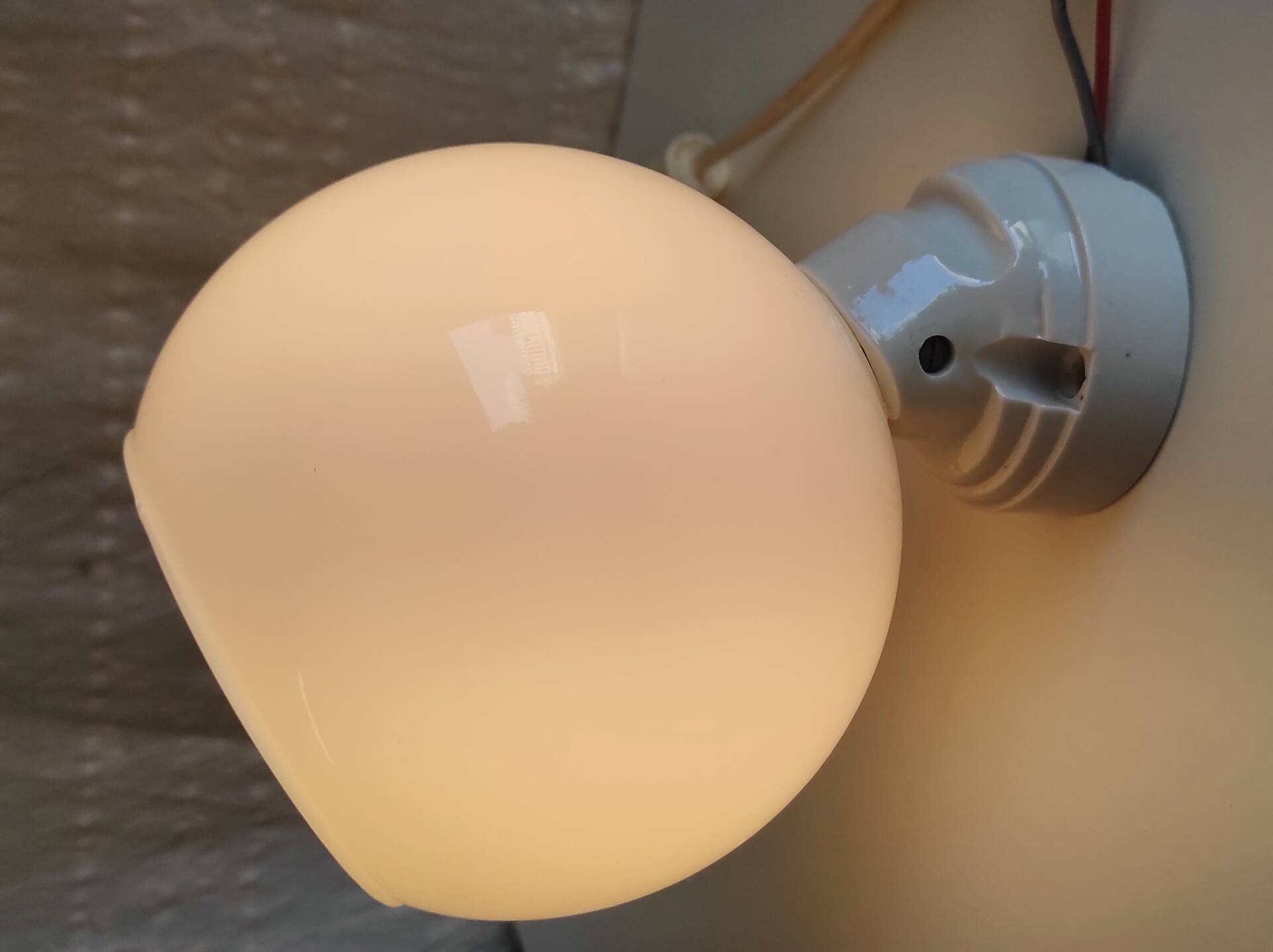 Art Deco style wall light in porcelain and opaline globe - 1930s/40s