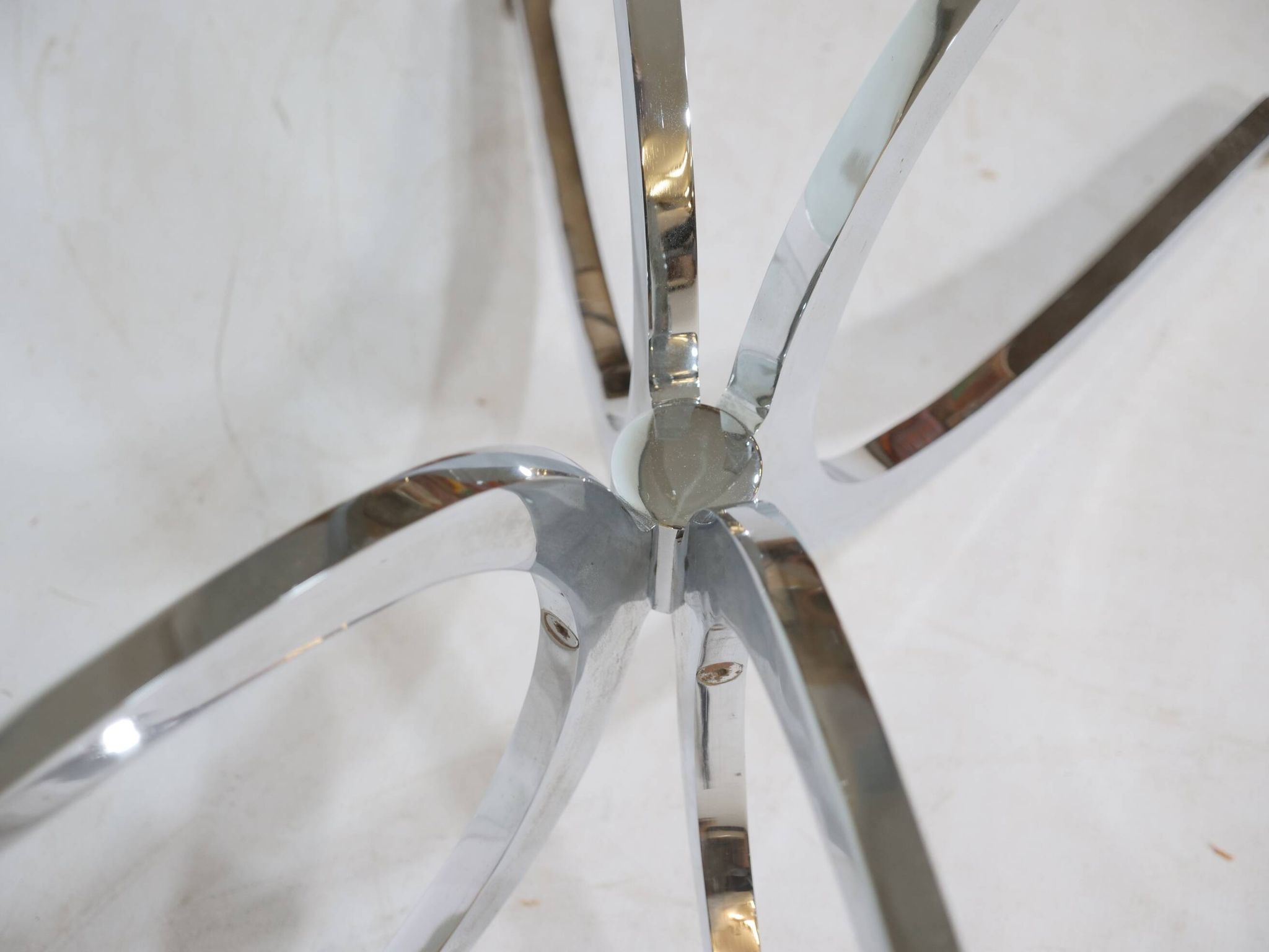 Table basse pieds araignée chromés et verre années 1970 Italie