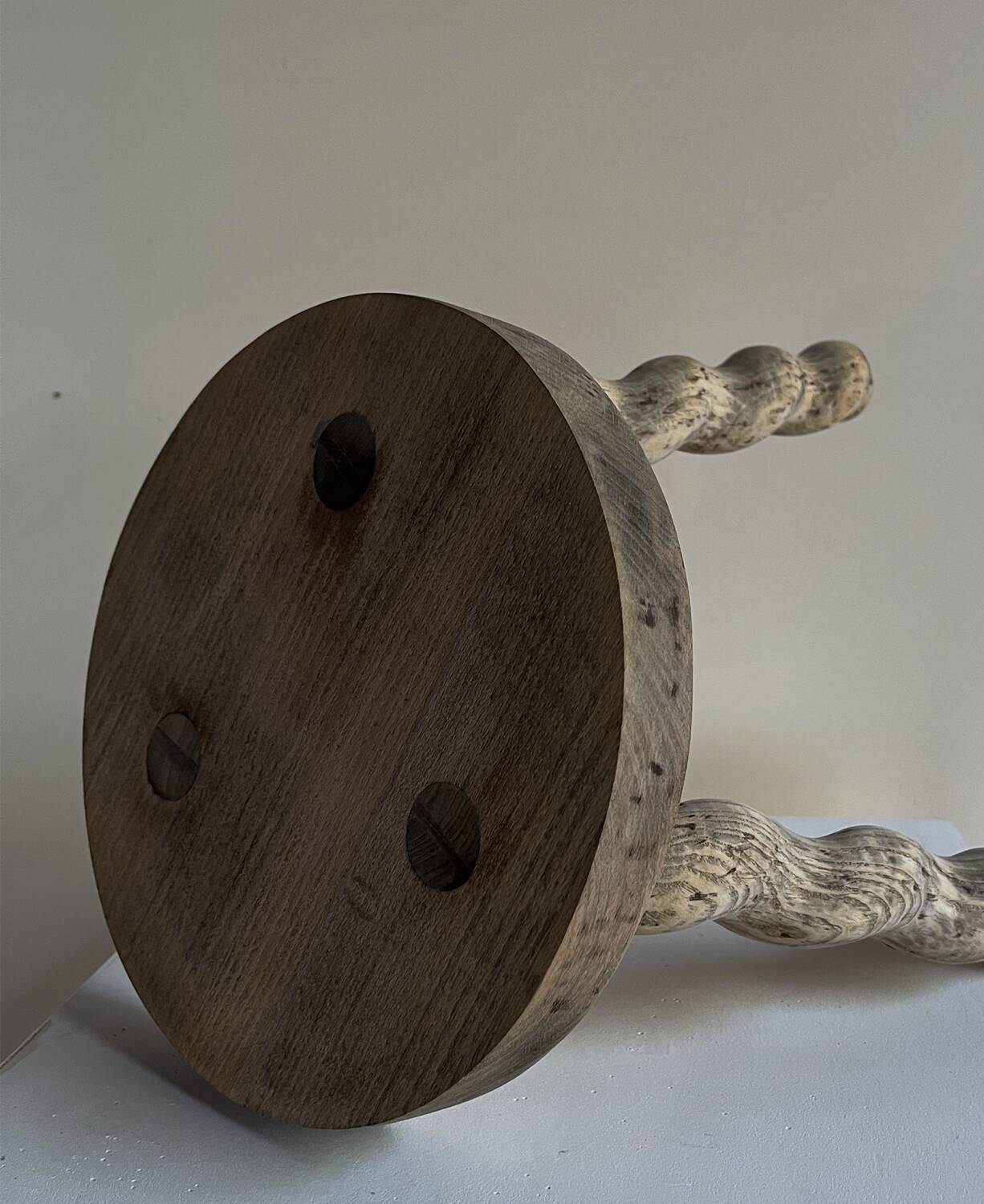 Tabouret ondulé à trois pieds