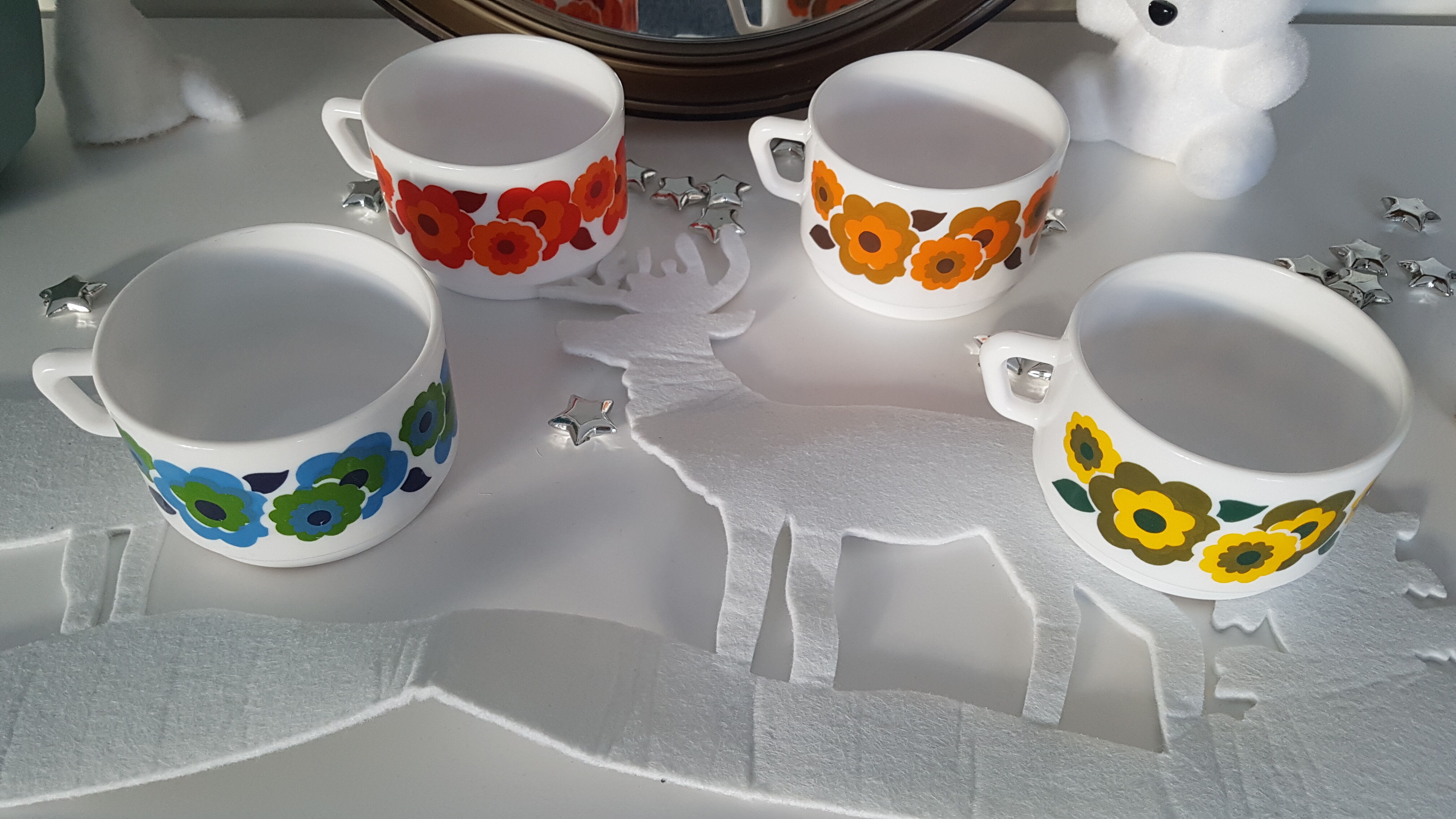 4 large Lotus Arcopal chocolate cups