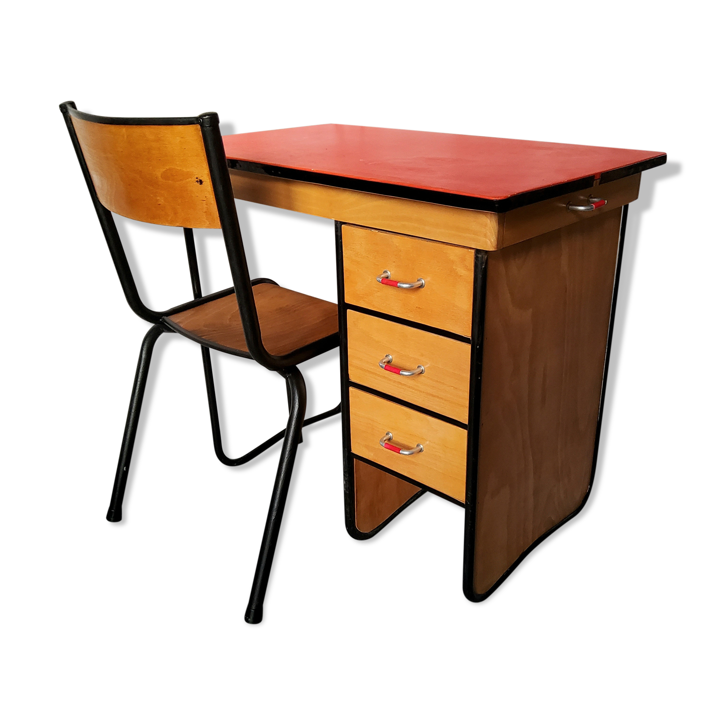 Teen desk and its chair