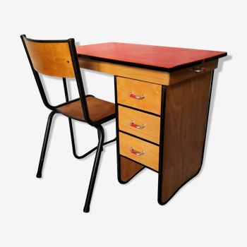 Teen desk and its chair